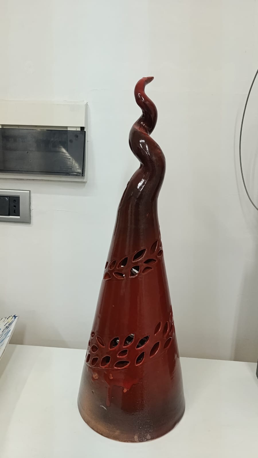 Scultura conica Raku rossa traforata con punta a spirale