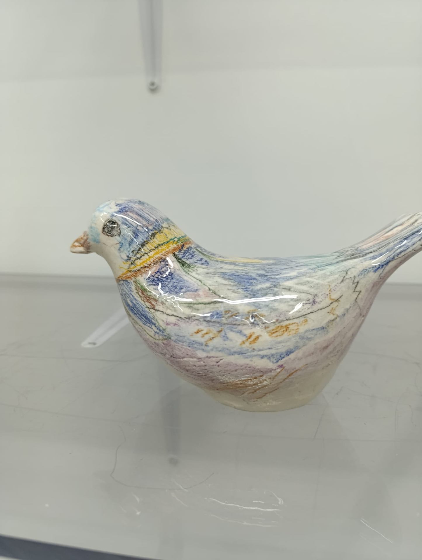 Uccellino in ceramica dipinto a pastello