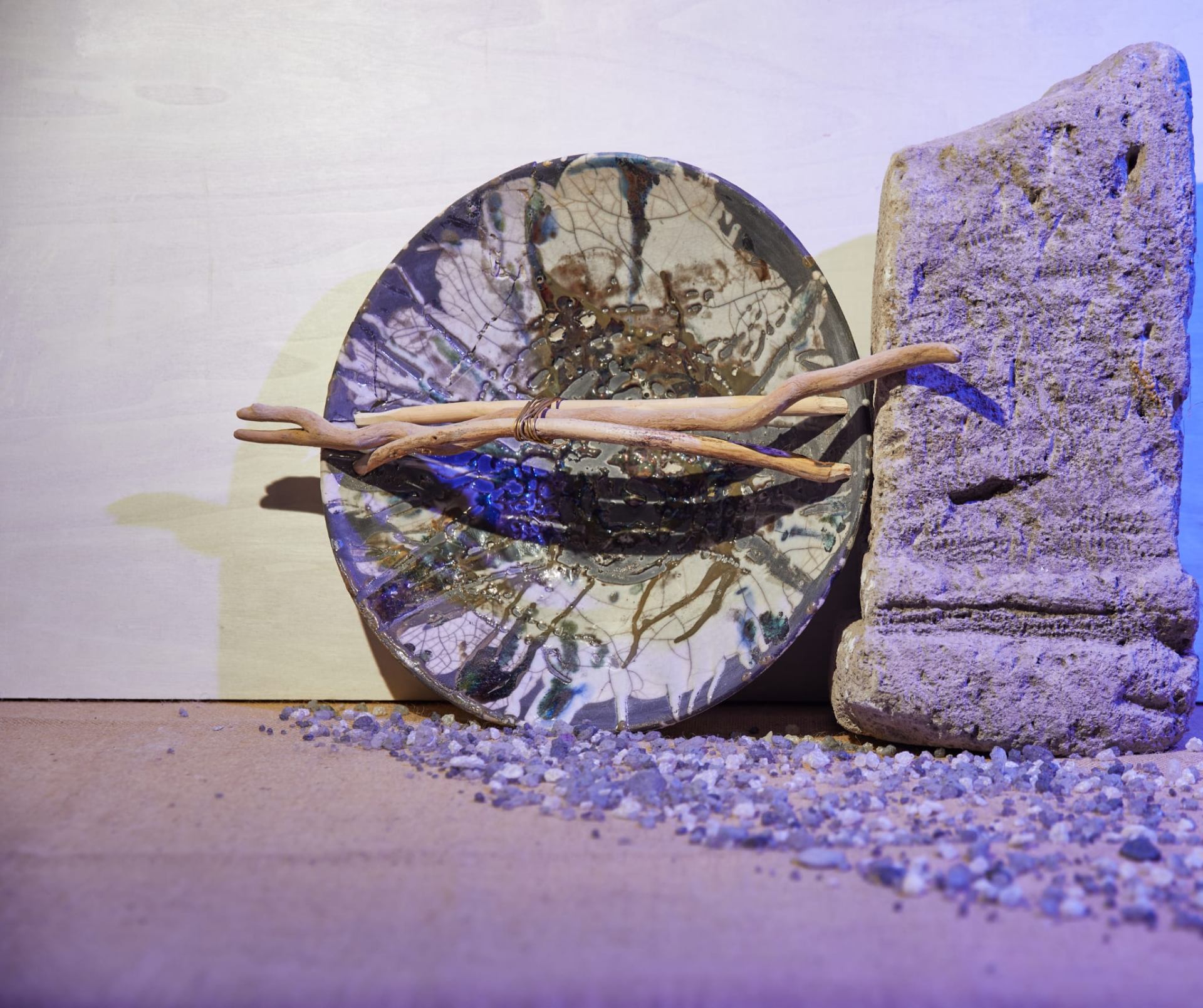 Piatto Raku decorato con bastoni di legno e pietra
