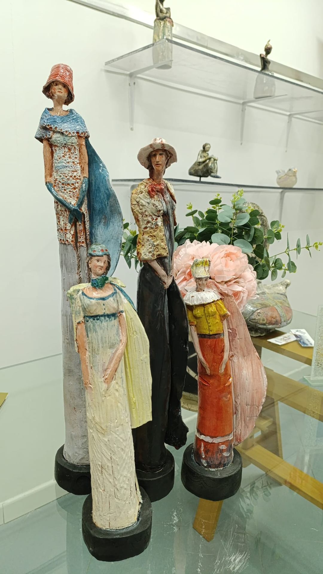 Gruppo di figure femminili in ceramica policroma