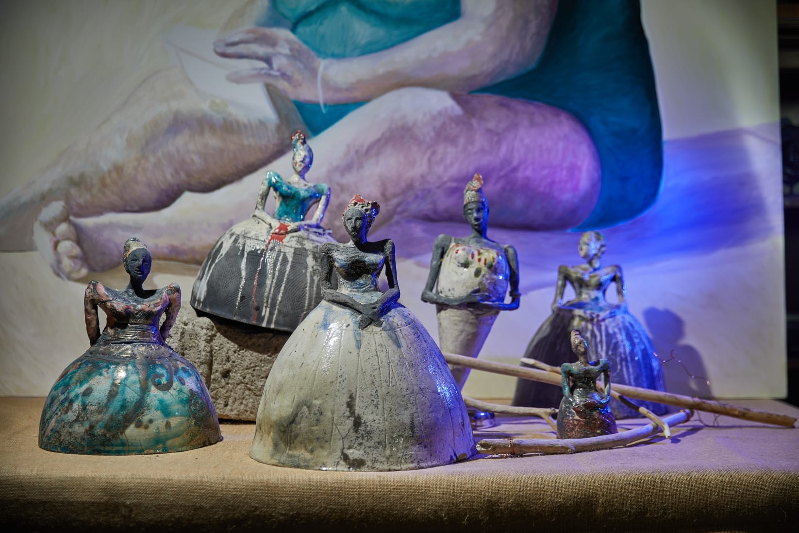 Figure femminili in abiti a campana, ceramica Raku