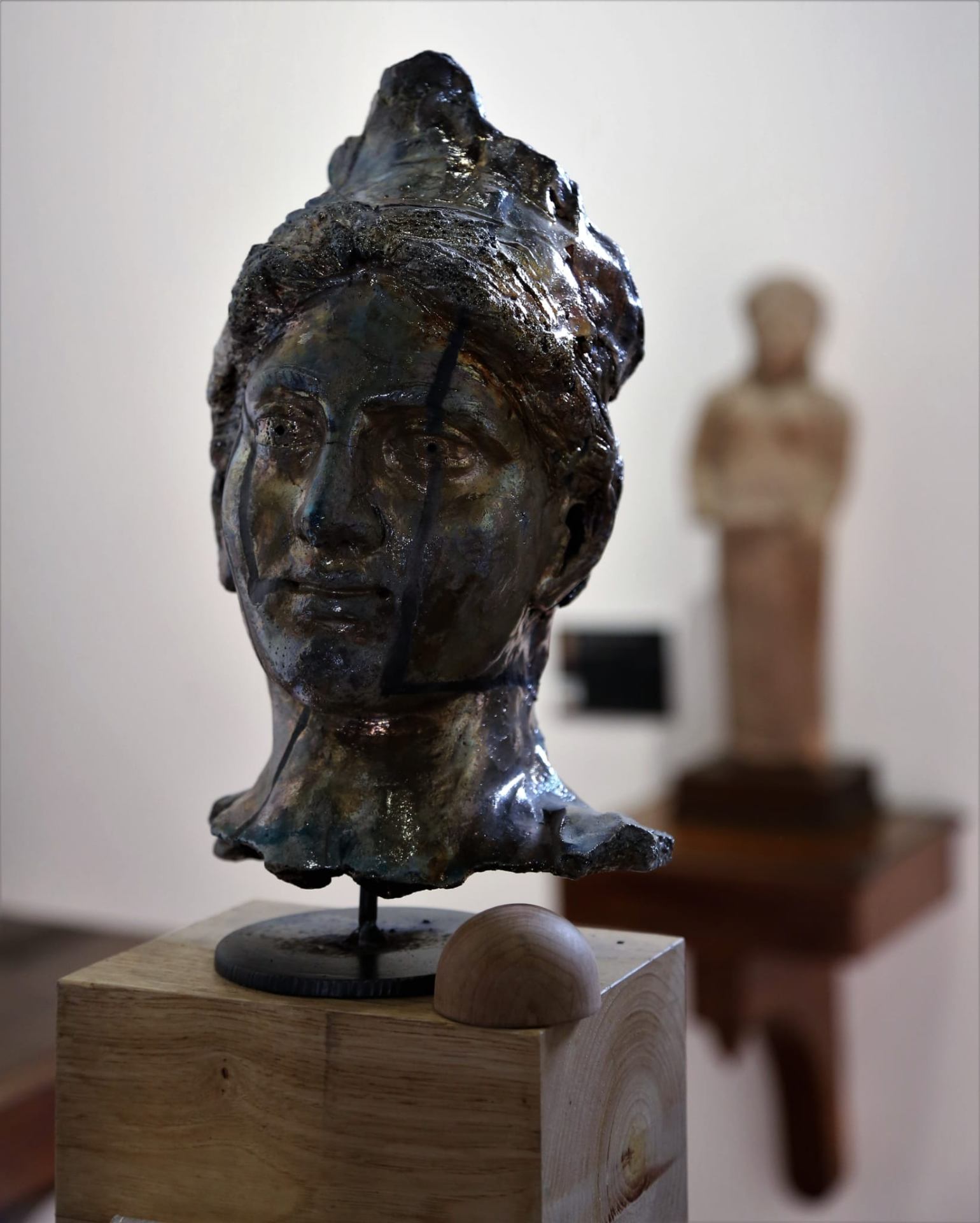 Volto femminile Raku metallizzato su base in legno