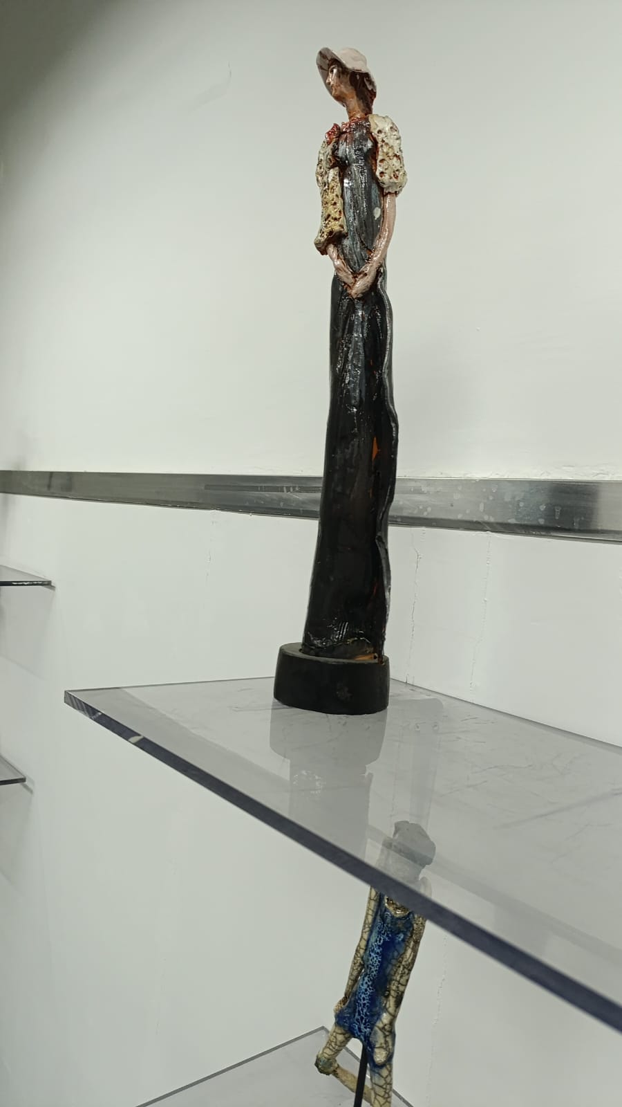 Figura scultorea in abito scuro