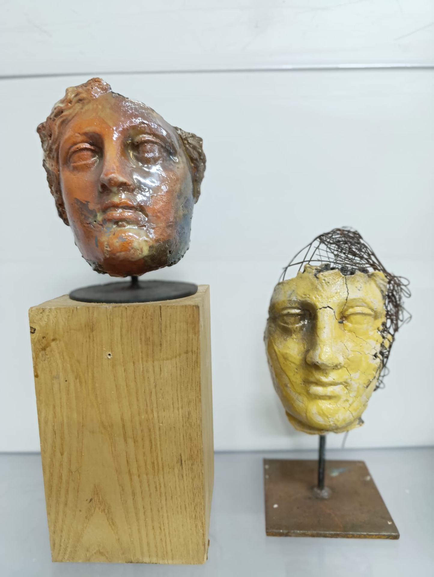 Due volti scultorei in ceramica su basi