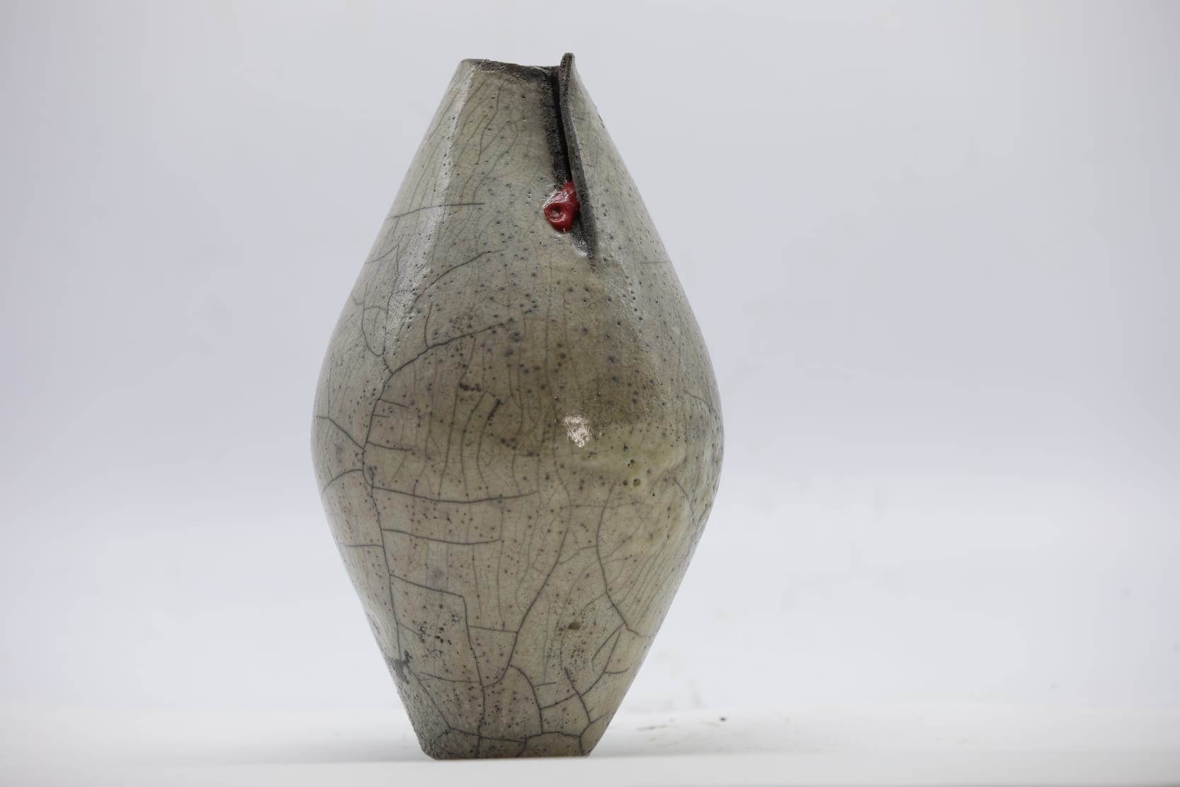 Vaso Raku affusolato craquelé con dettaglio rosso