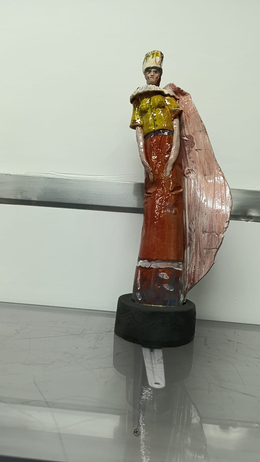 Figura femminile con mantello, ceramica policroma