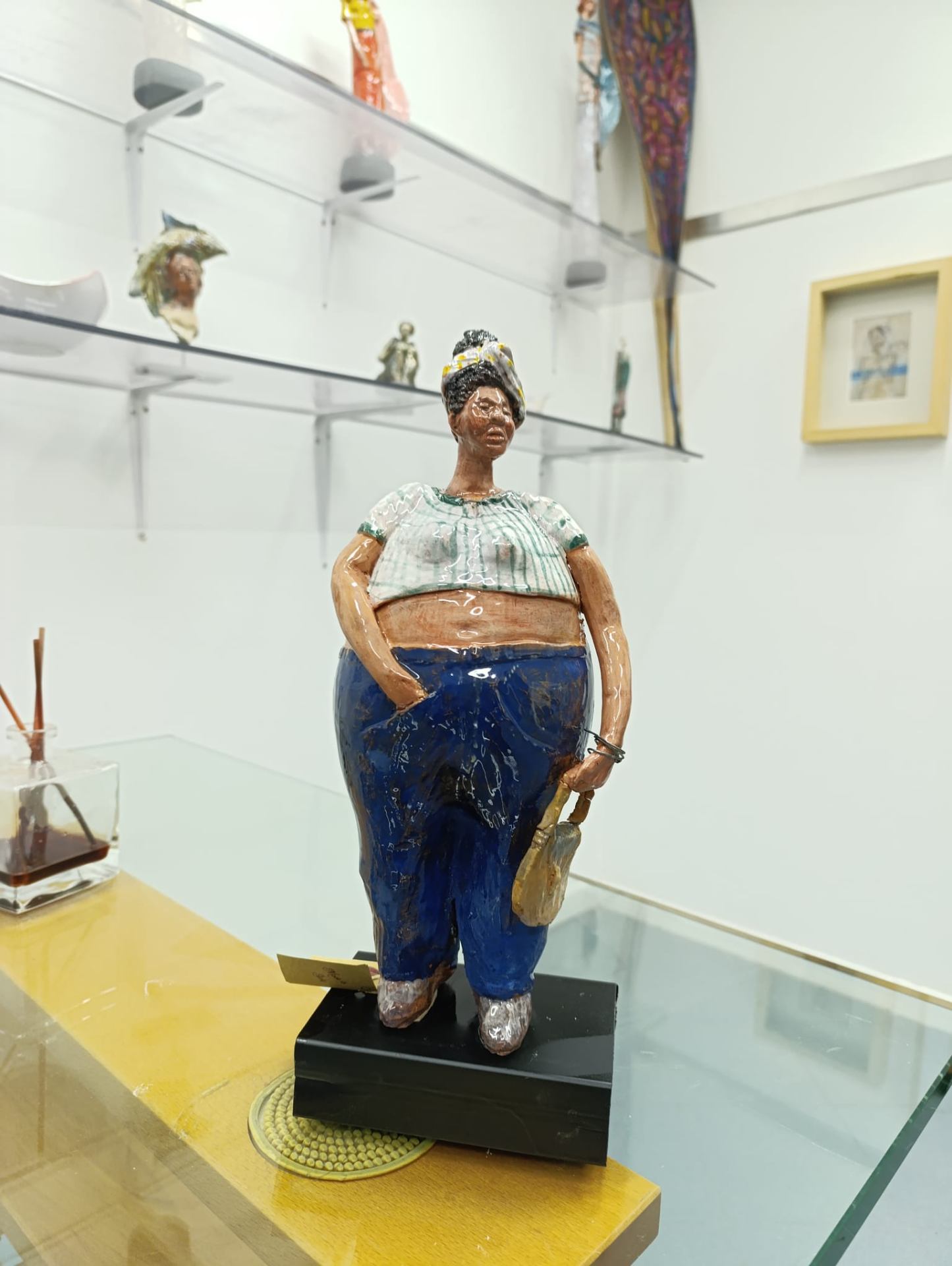 Bambola in ceramica con turbante e borsa, pantaloni blu