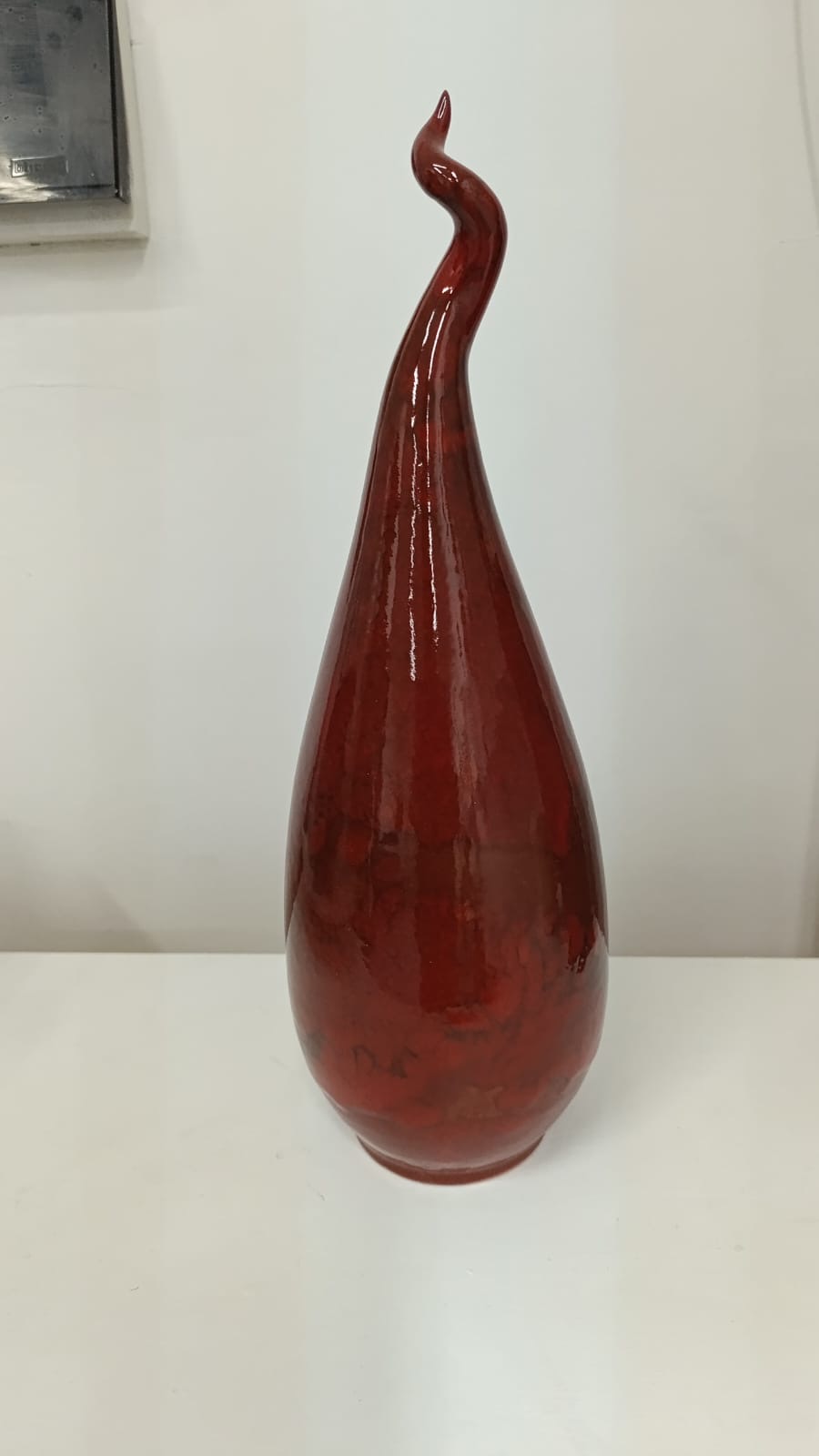 Scultura a goccia in ceramica rossa lucida con punta affusolata