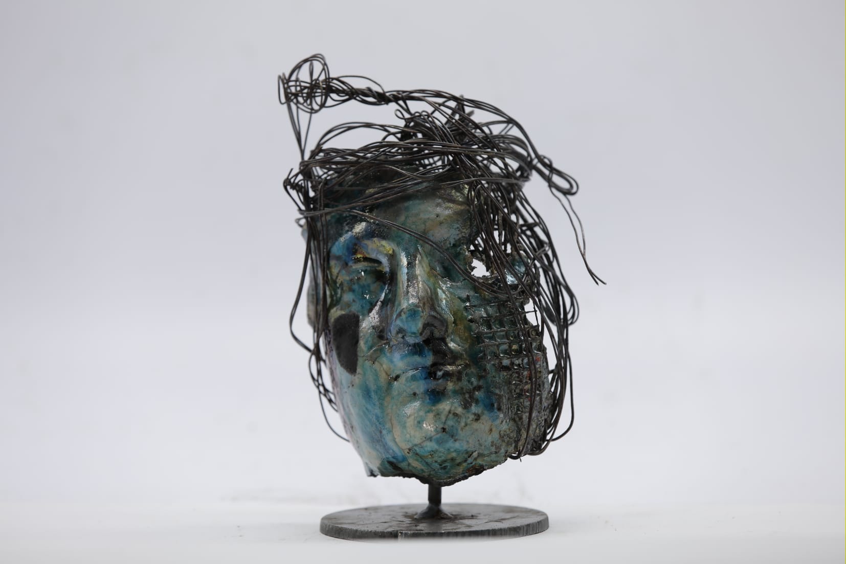 Volto Raku blu avvolto da capigliatura di filo metallico
