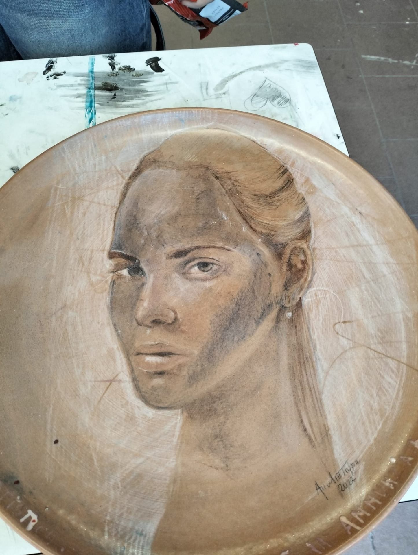 Piatto in ceramica con ritratto femminile a matita seppia