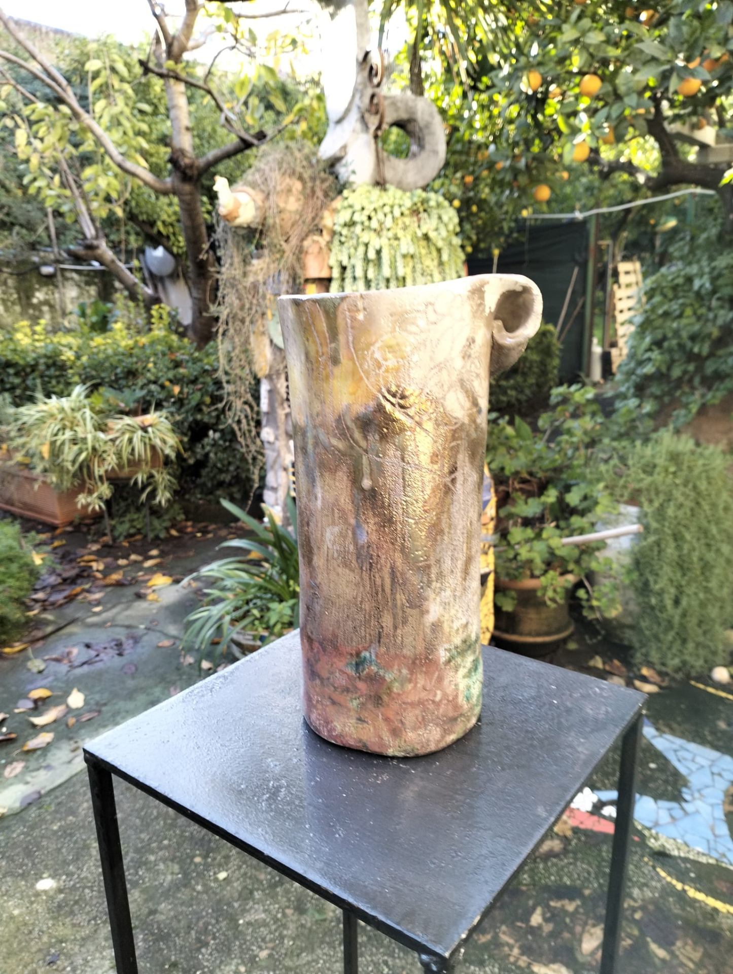 Brocca Raku dai riflessi ramati in giardino