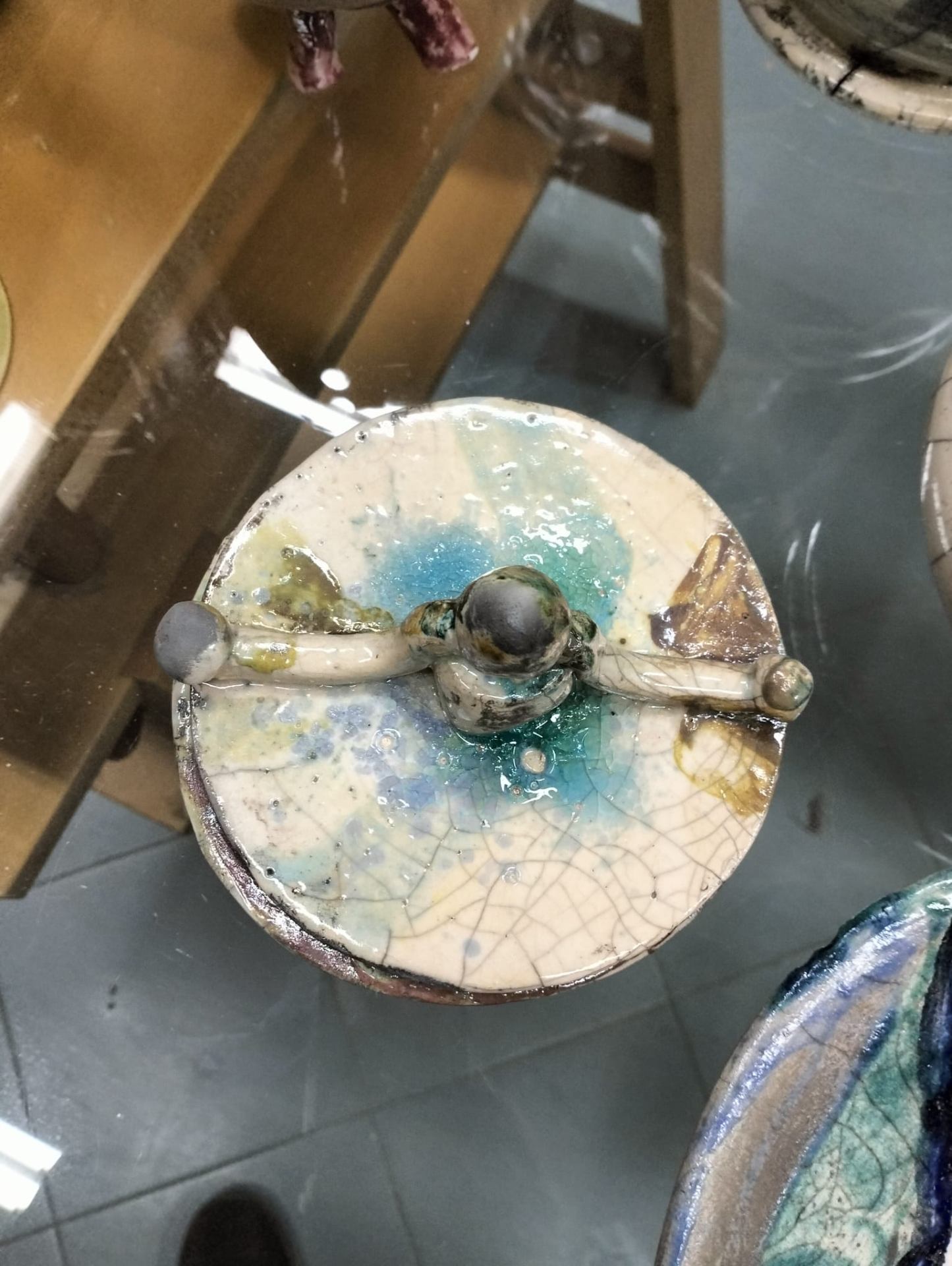 Coperchio Raku craquelé con smalti azzurri