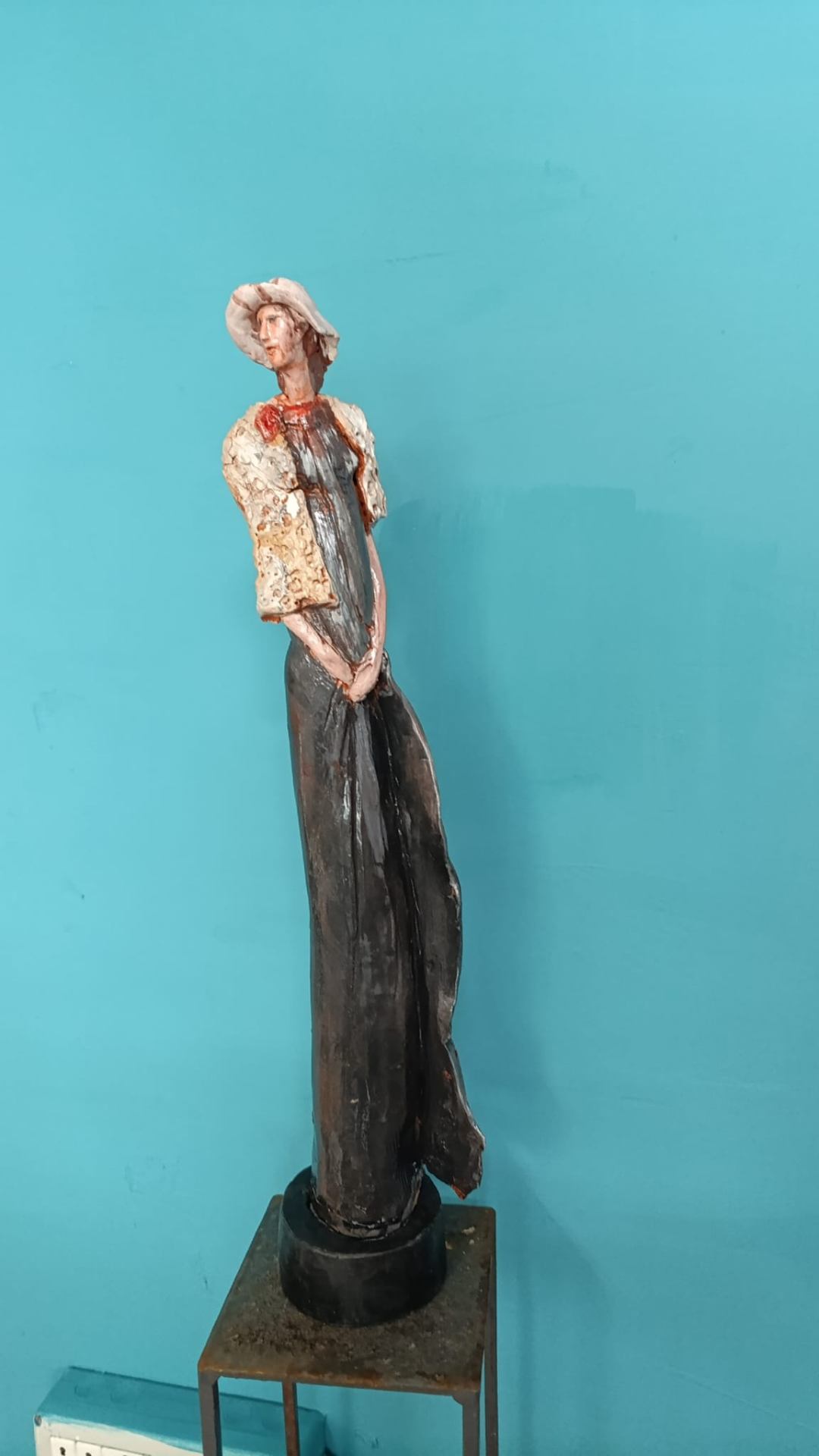 Figura femminile slanciata con cappello, profilo