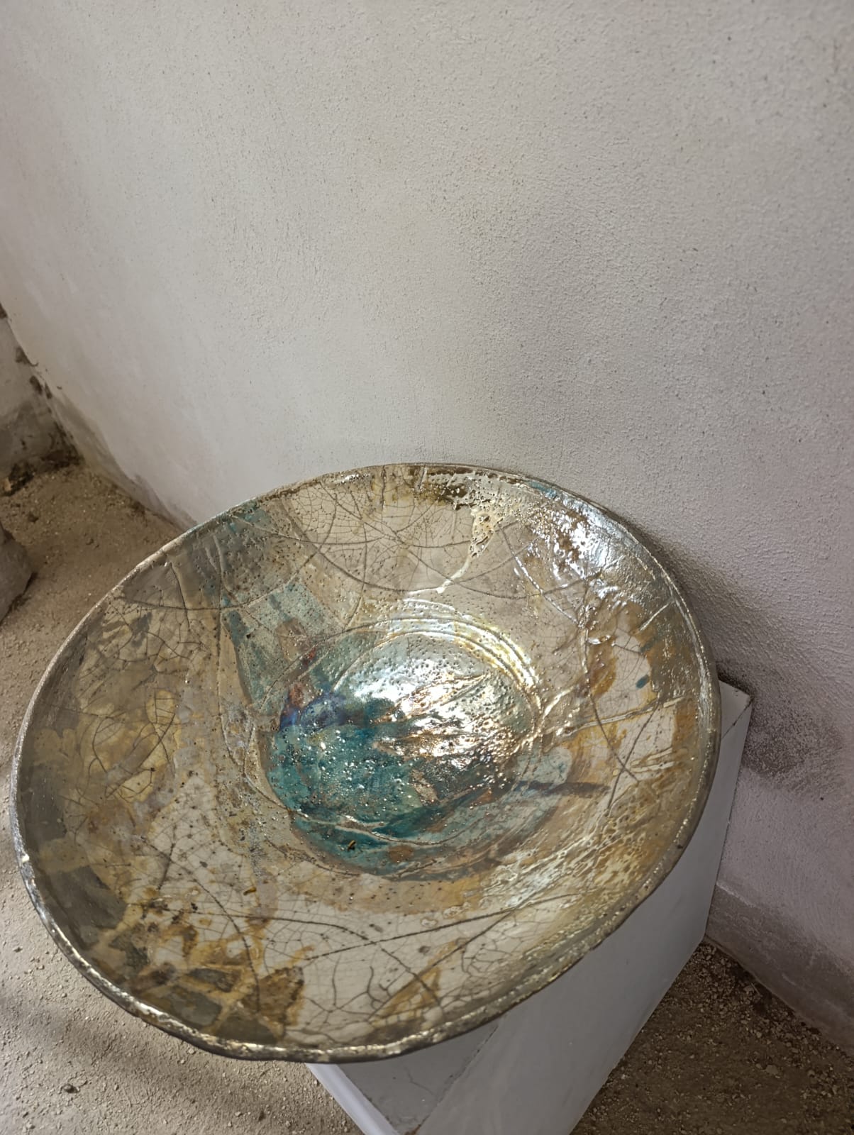 Grande ciotola Raku con riflessi iridescenti e craquelé