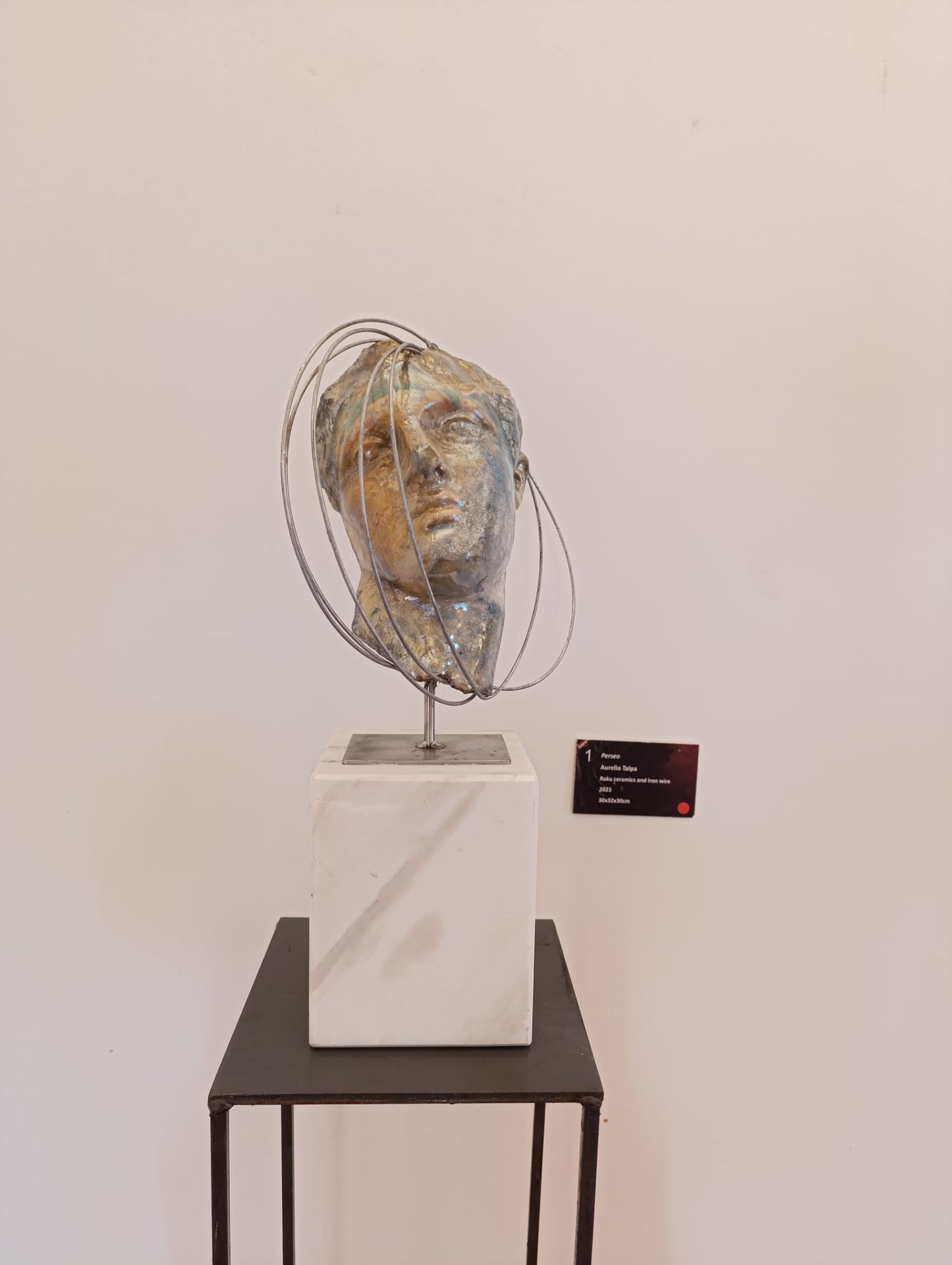 Volto Raku Perseo con anelli metallici, base bianca