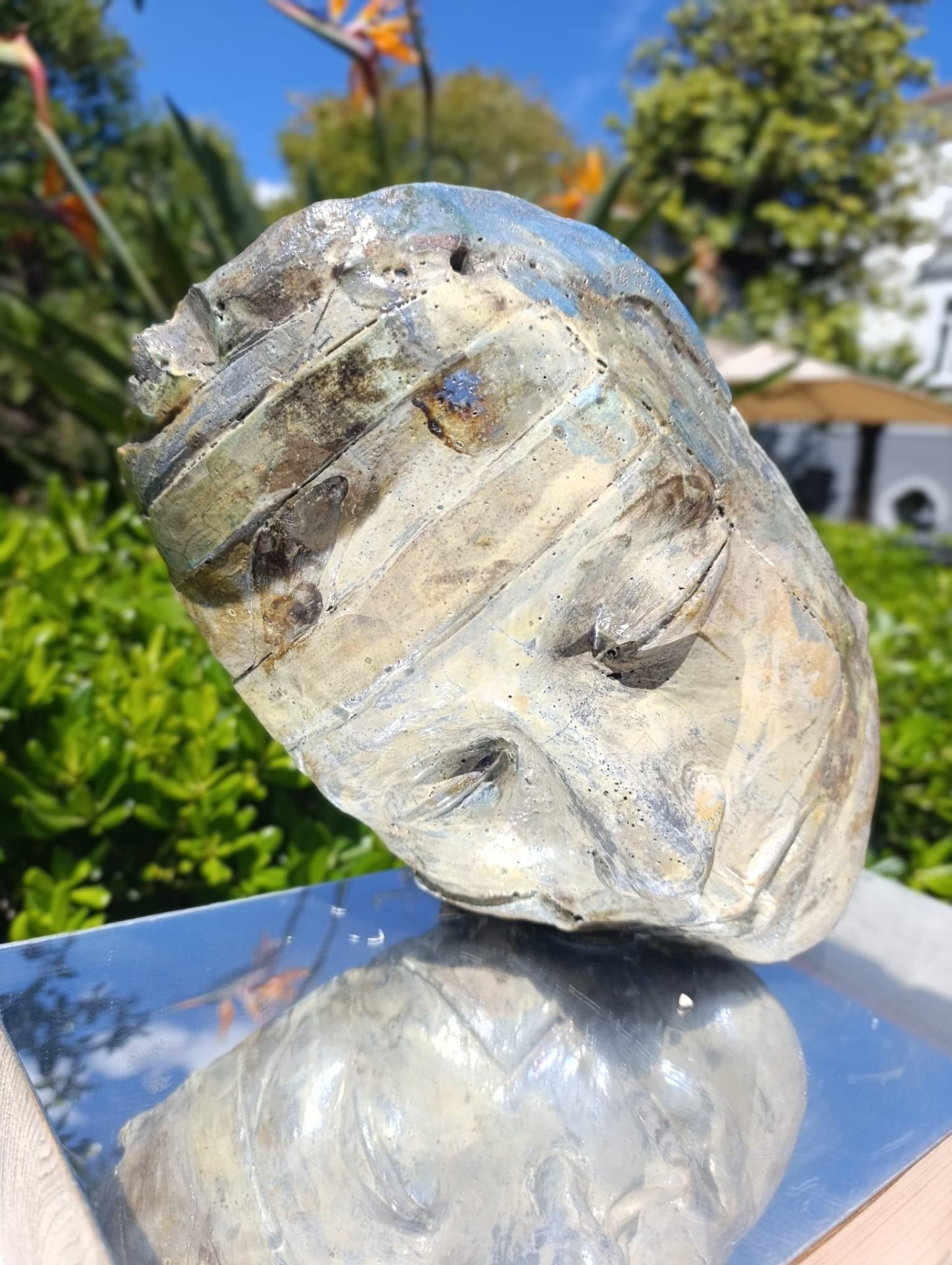 Volto scultoreo Raku in giardino