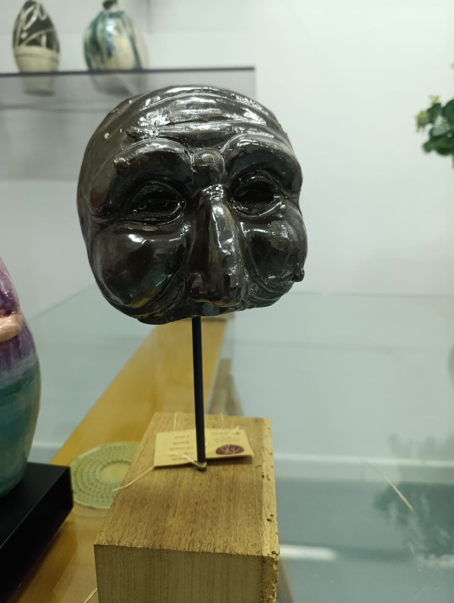 Maschera Raku metallizzata su base in legno
