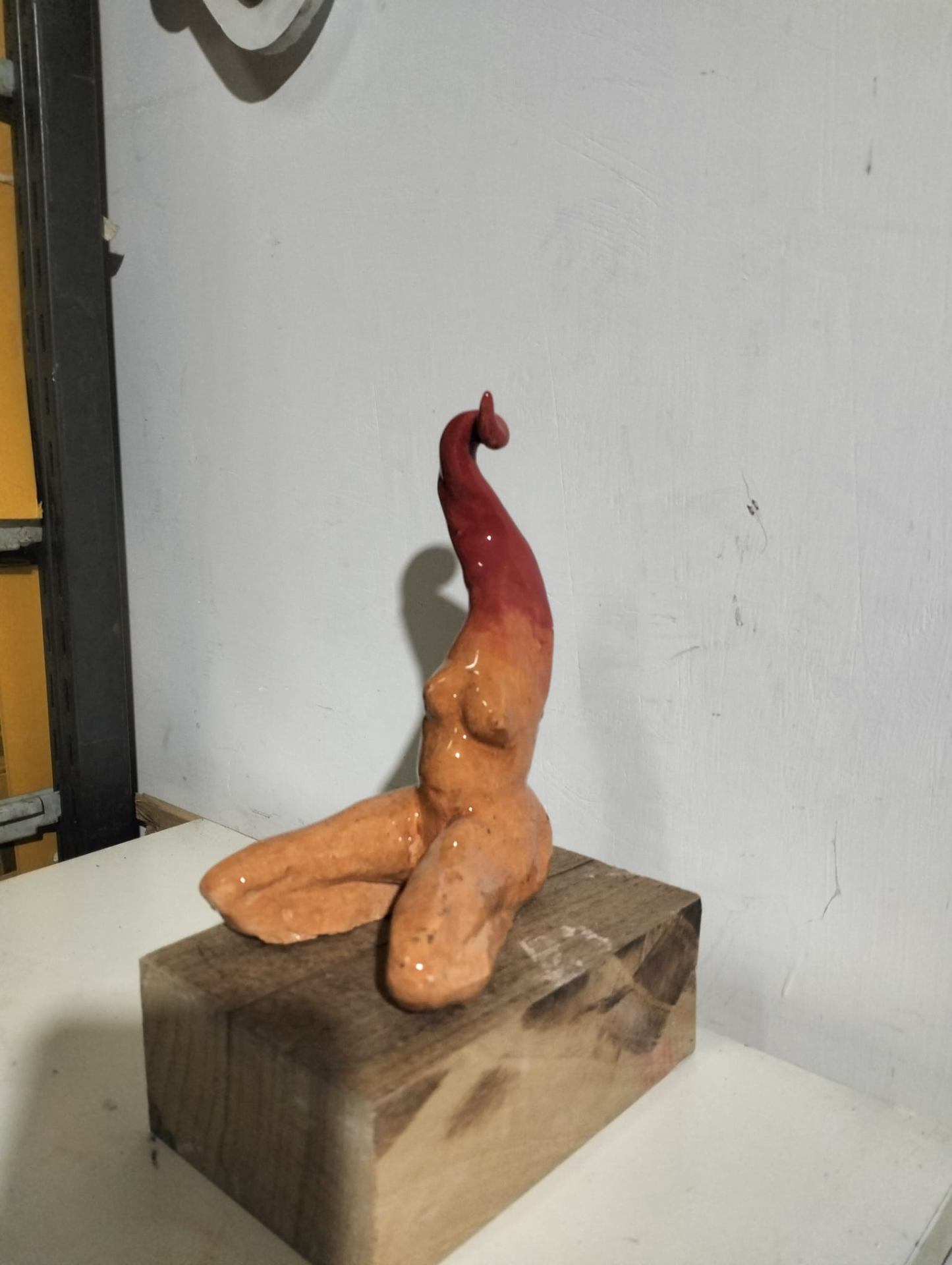 Scultura femminile in ceramica rossa su base in legno