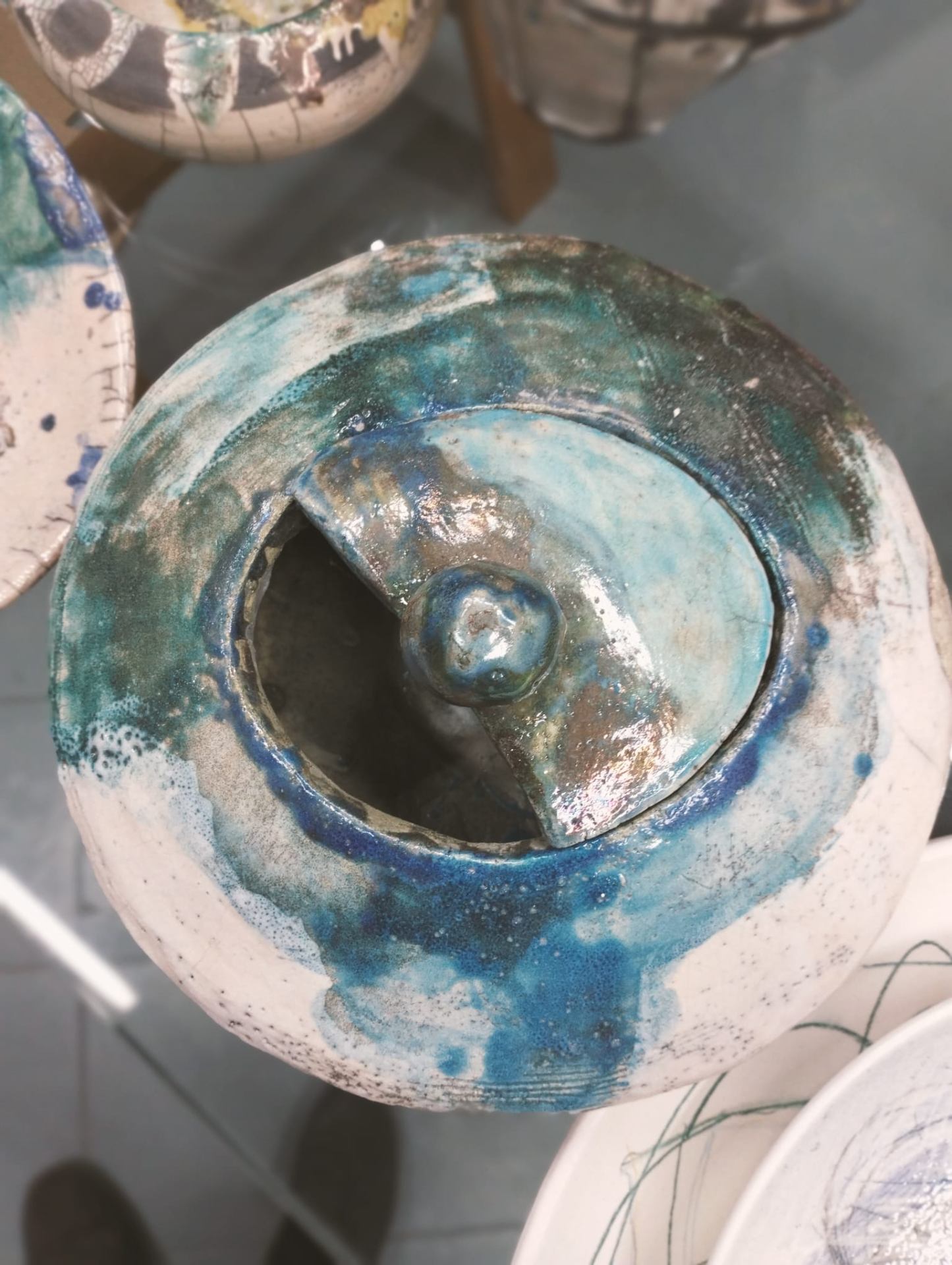 Vasi Raku decorati a mano con motivi blu