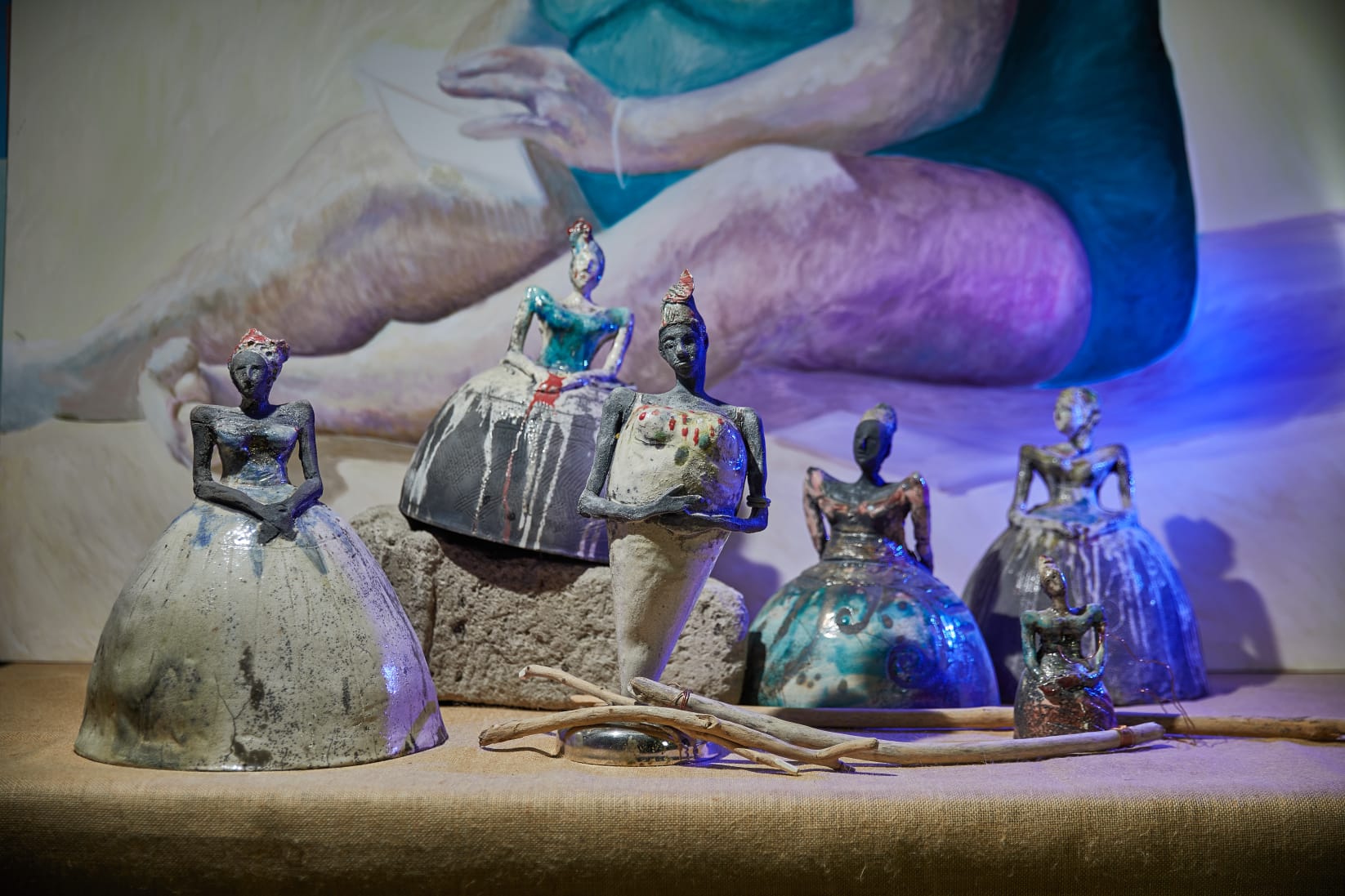 Gruppo di figure femminili in abiti a campana, ceramica policroma