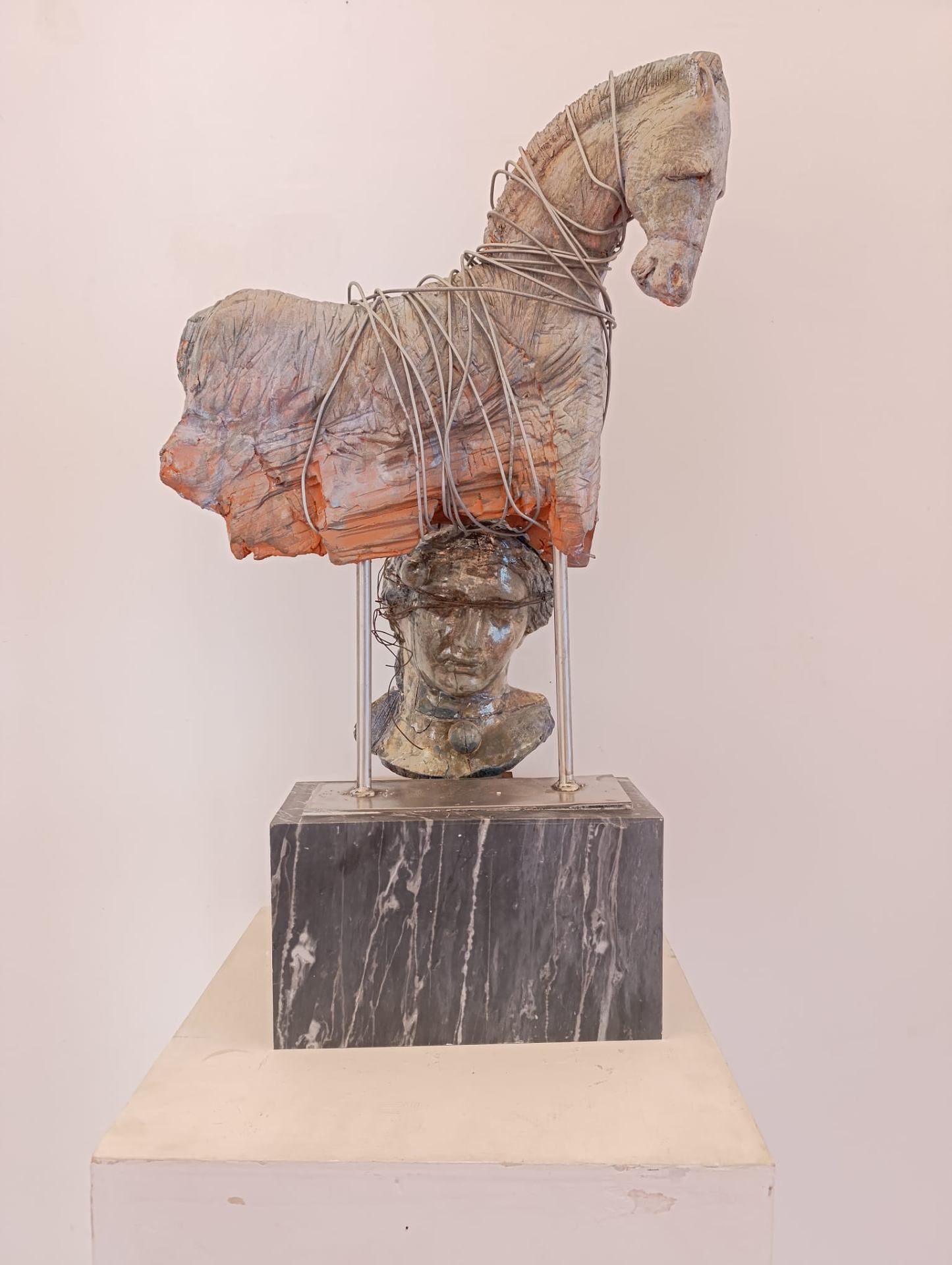 Cavallo e volto Raku avvolti da filo metallico, base in marmo