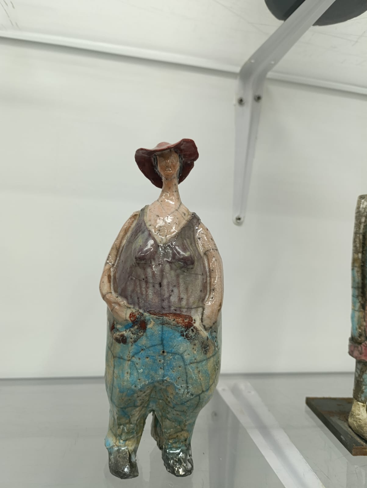 Bambola in ceramica Raku con cappello bordeaux e canotta lilla