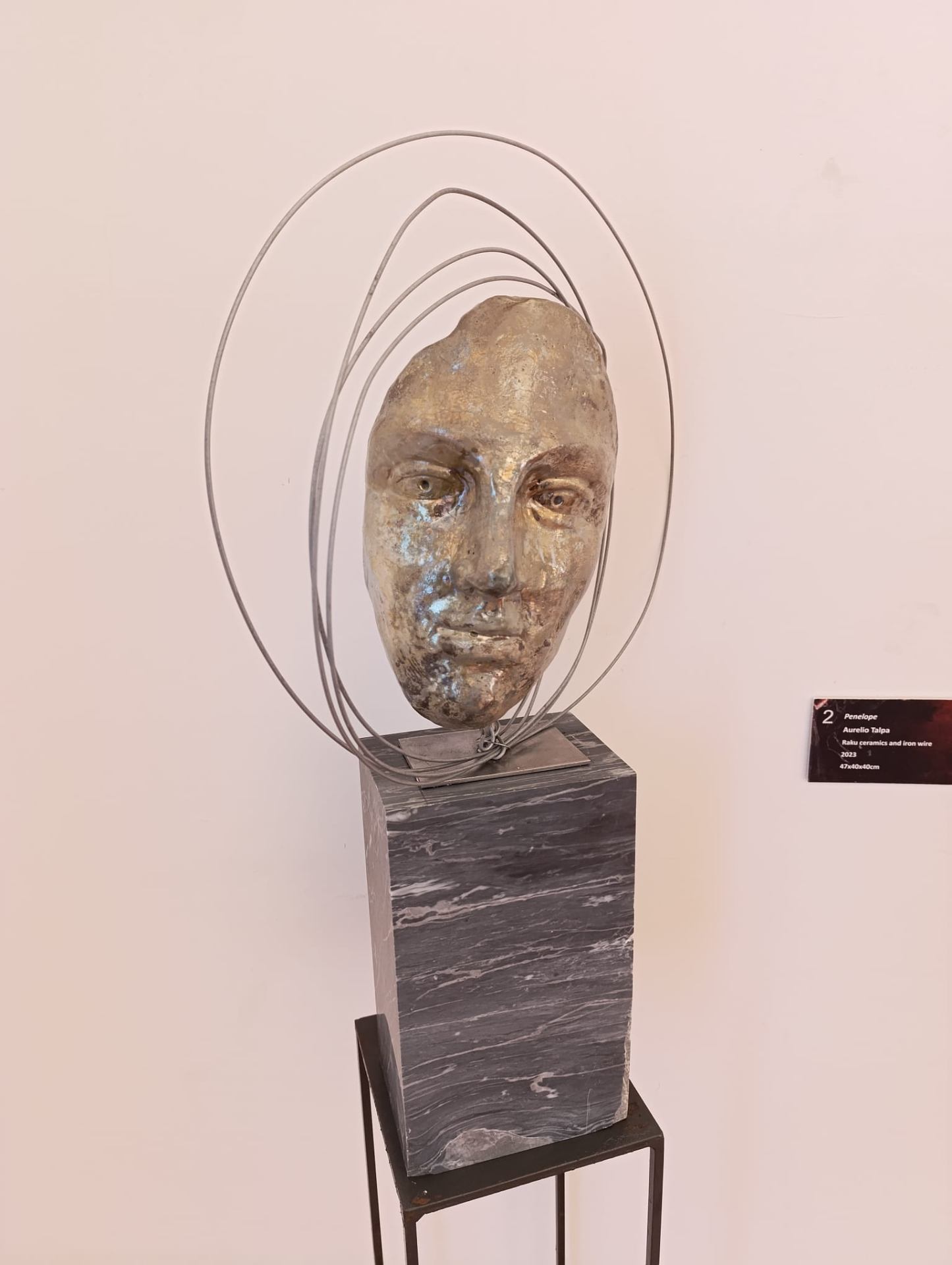 Volto Raku Penelope con aureola di filo metallico