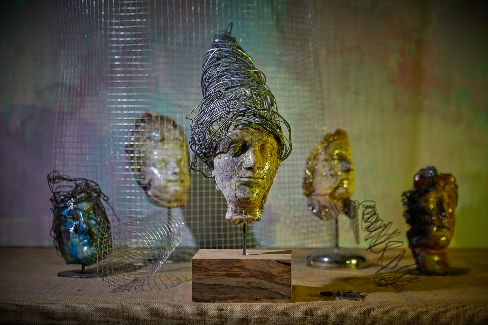 Volti scultorei Raku con acconciature di filo metallico