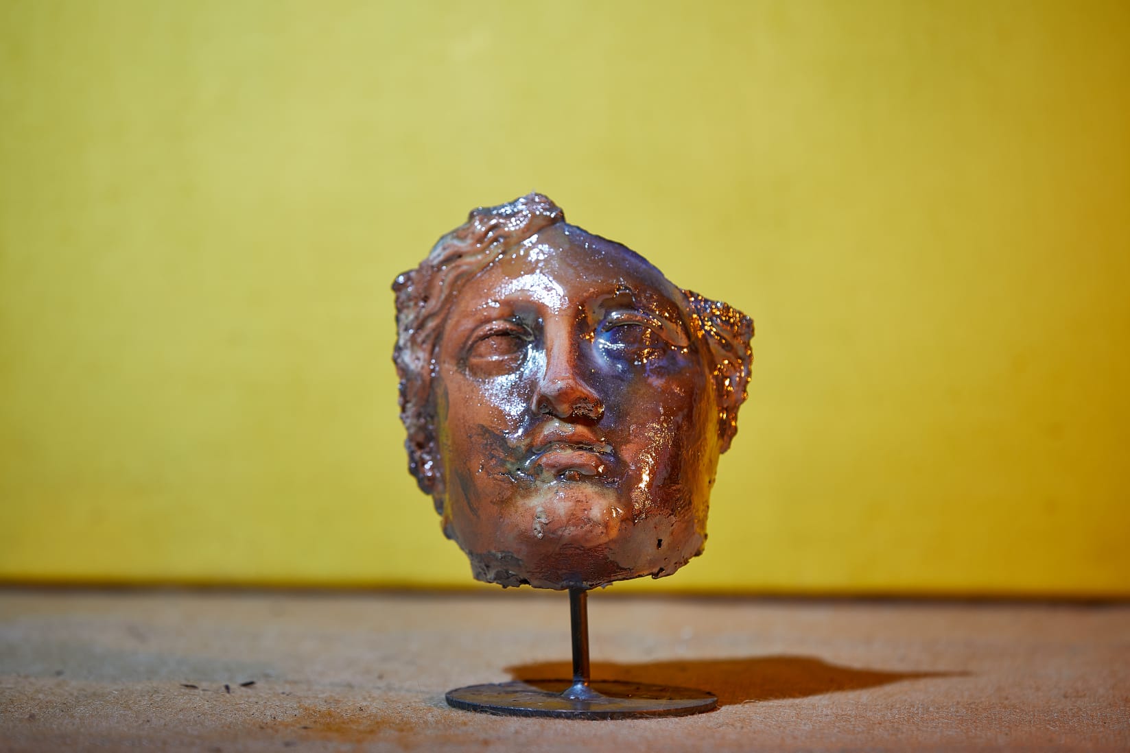 Volto classico Raku con smalti metallici lucenti