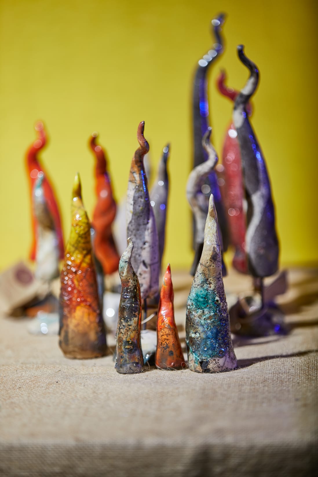Sculture coniche colorate in ceramica Raku