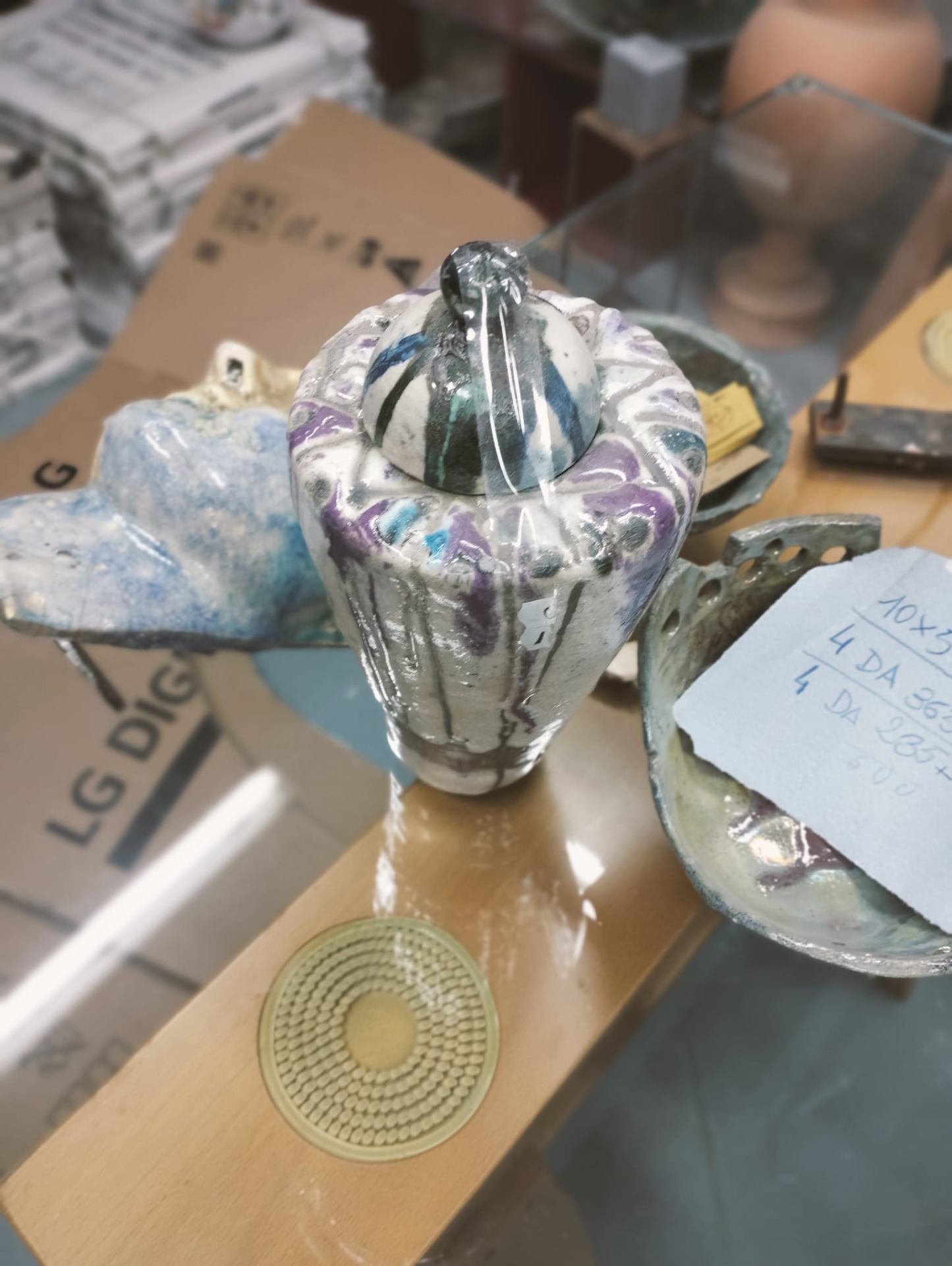 Vaso Raku con coperchio, smalti viola e azzurri