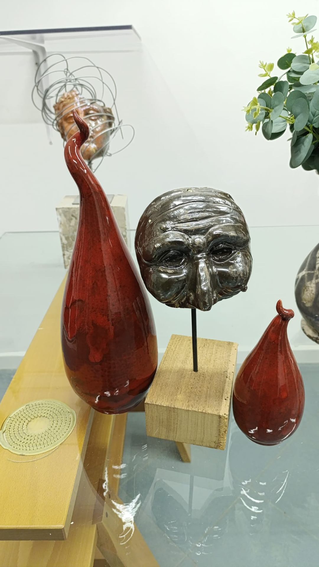 Sculture a goccia in ceramica rossa e maschera Raku metallizzata