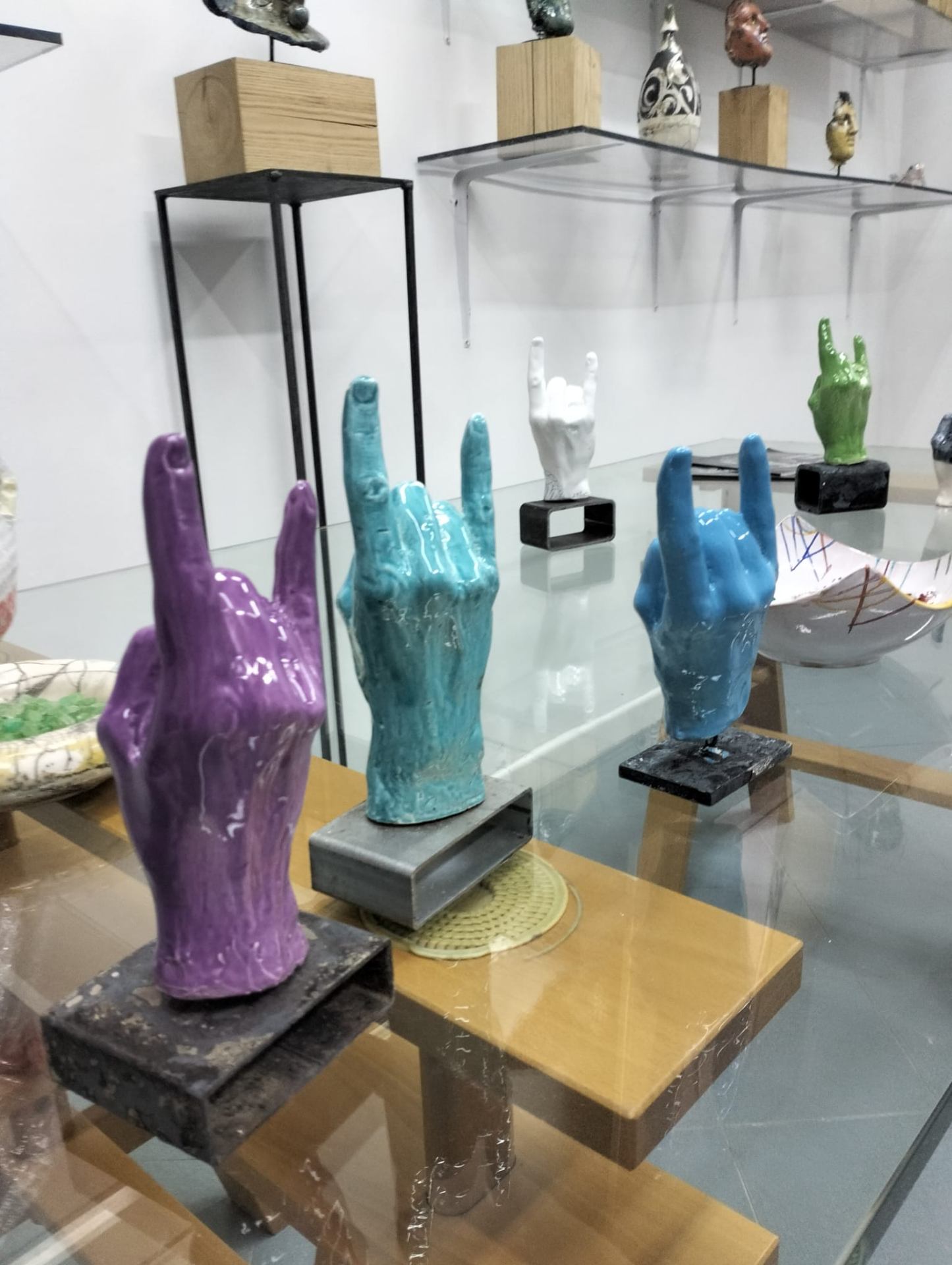 Mani scultoree smaltate in viola, turchese e azzurro