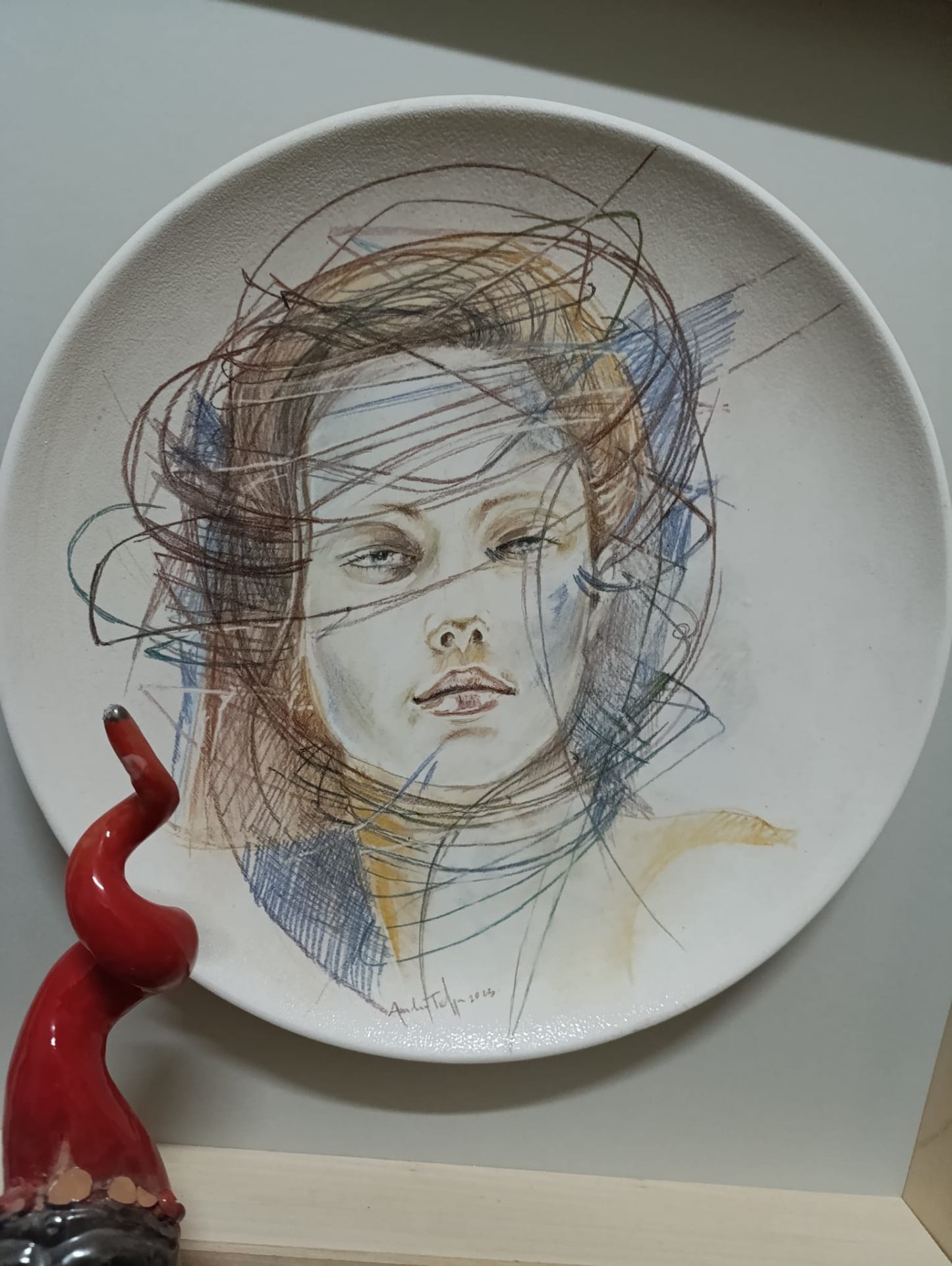 Grande piatto Raku con ritratto femminile a matita