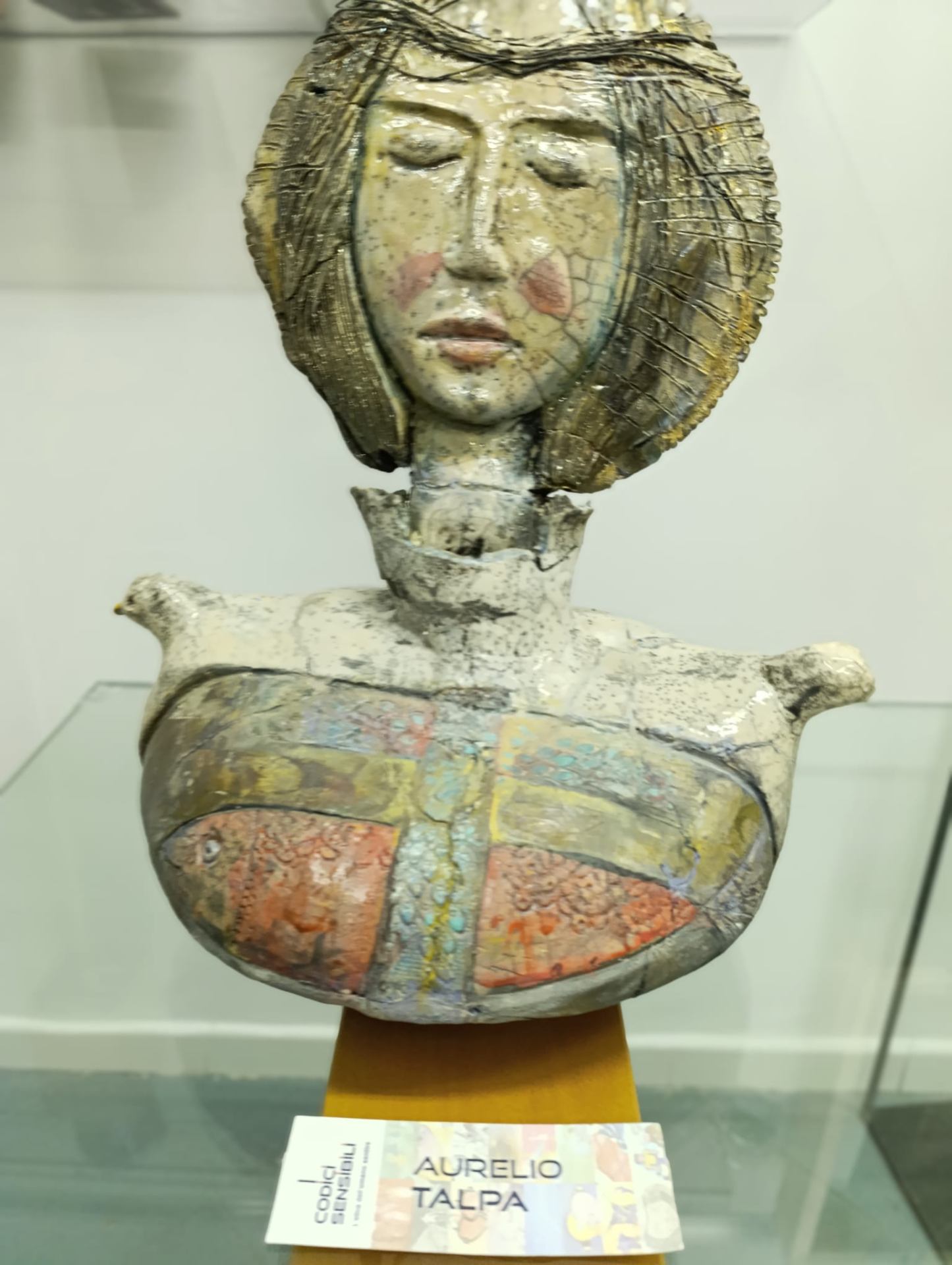 Busto femminile Raku con decori a fasce colorate