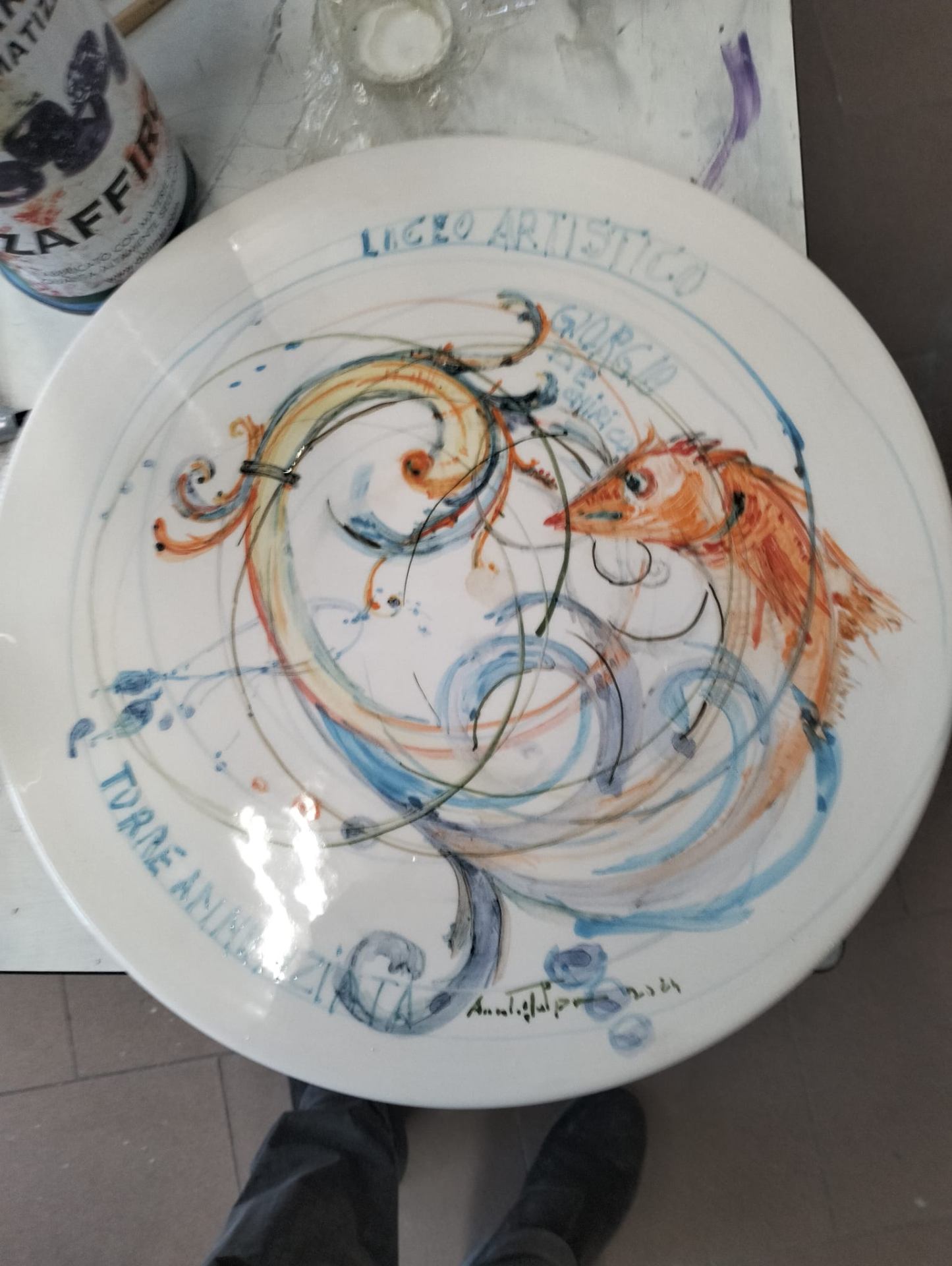 Piatto dipinto con pesce e volute blu e arancio, Liceo Artistico