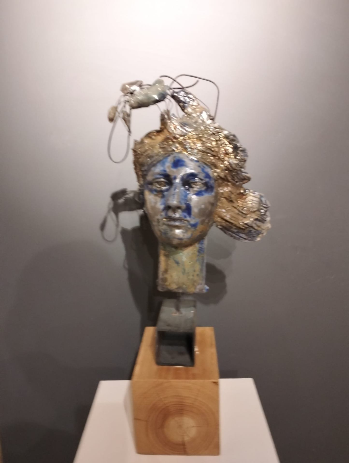 Busto femminile Raku blu e oro con capigliatura di filo