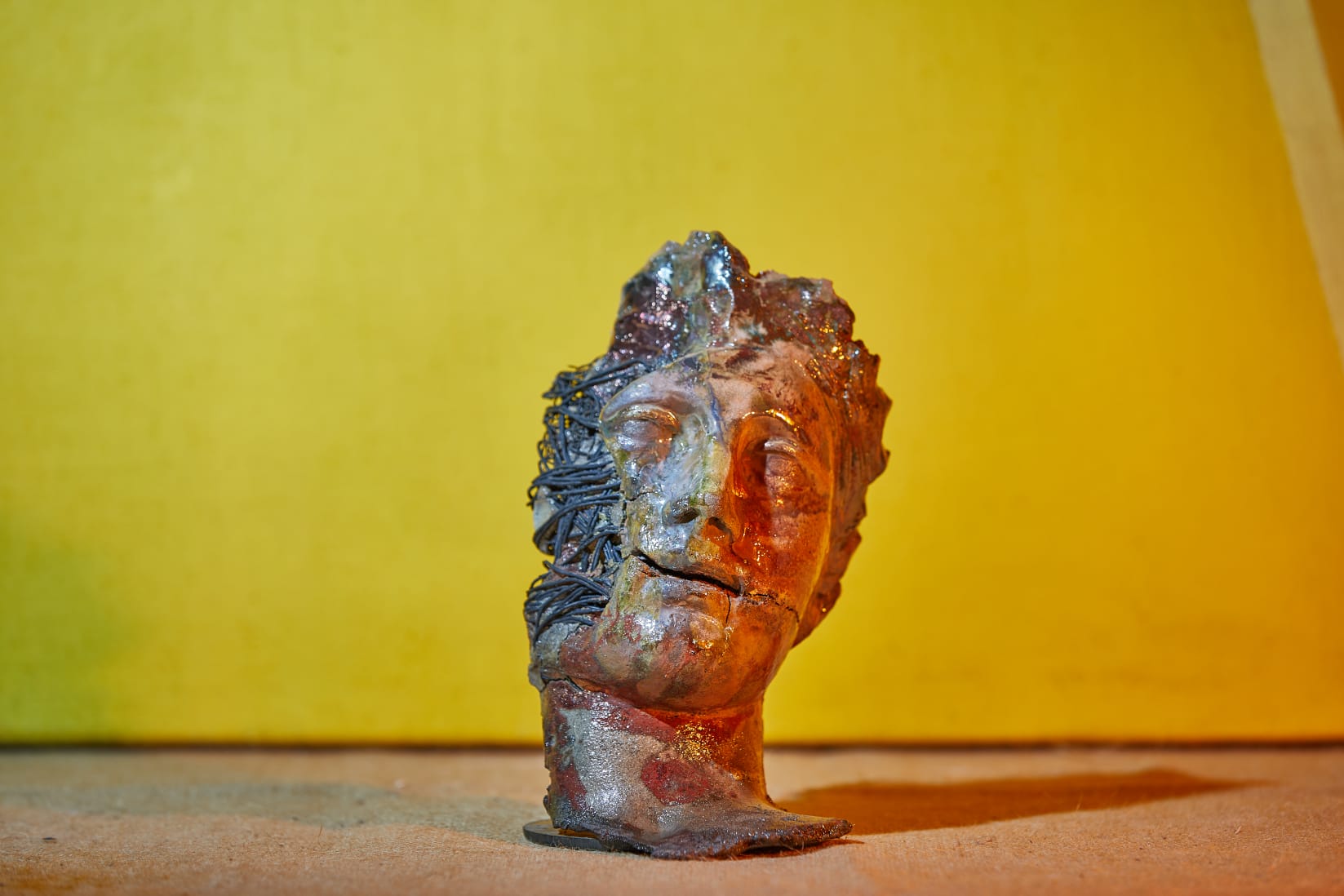 Volto Raku iridescente con riflessi ramati