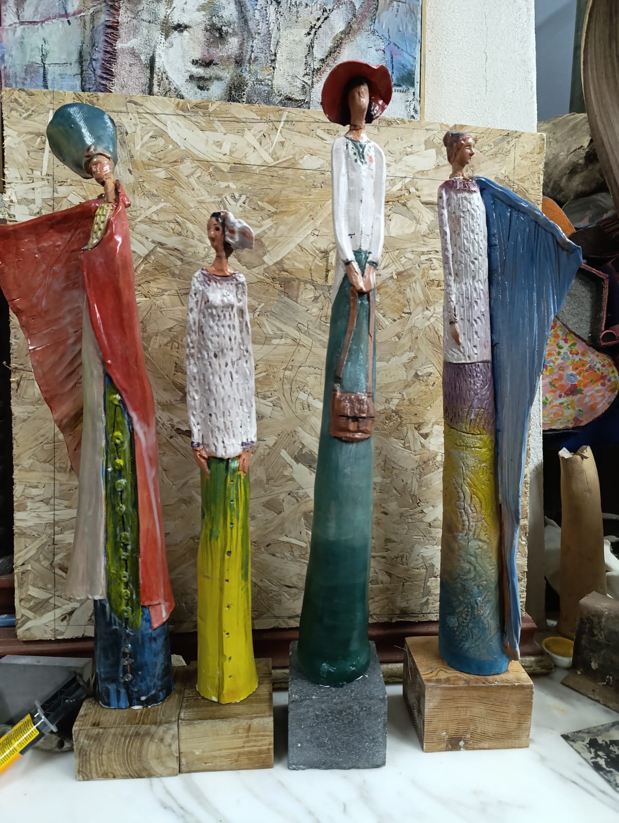 Quattro figure femminili slanciate in ceramica dipinta