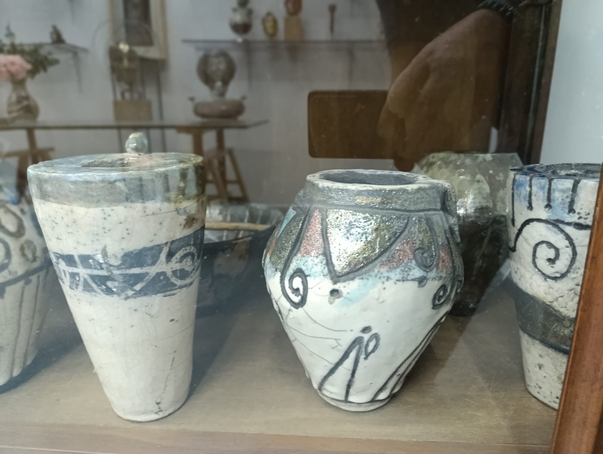 Gruppo di vasi Raku decorati a mano
