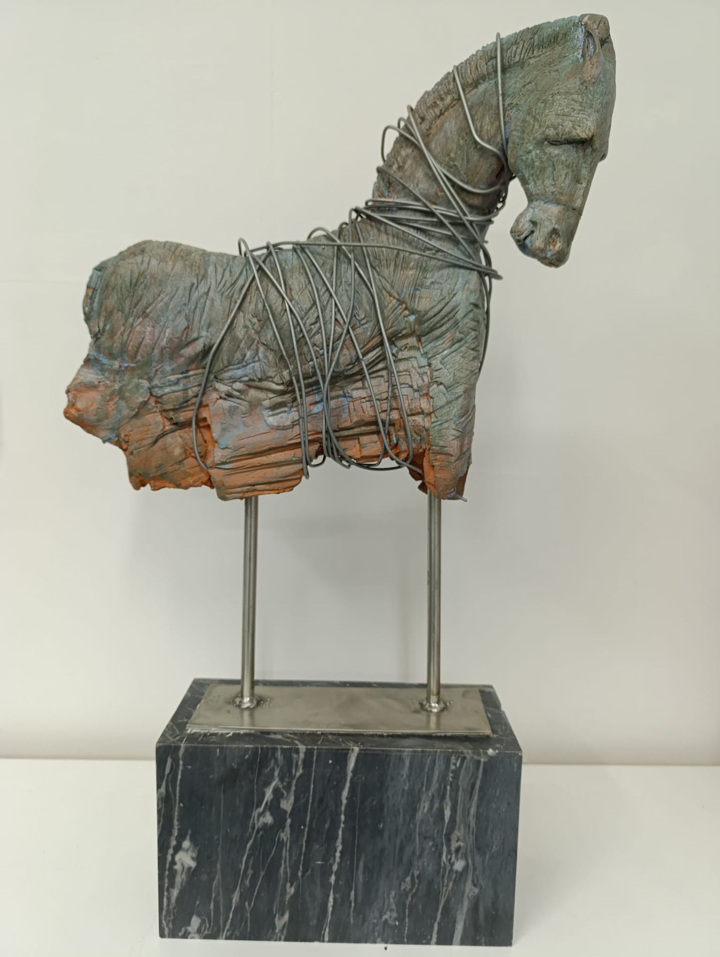 Cavallo Raku avvolto da filo metallico