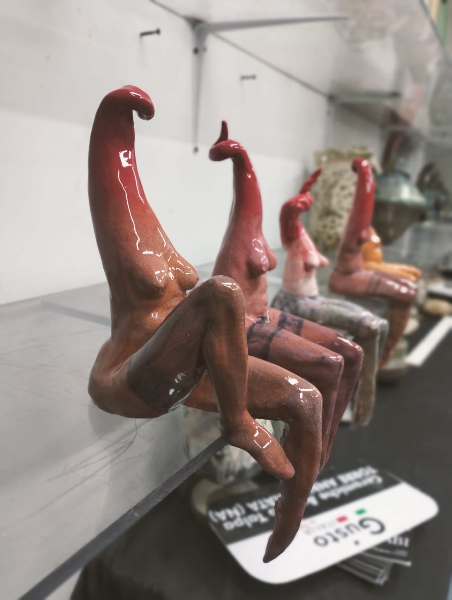 Sculture femminili stilizzate in ceramica smaltata rossa