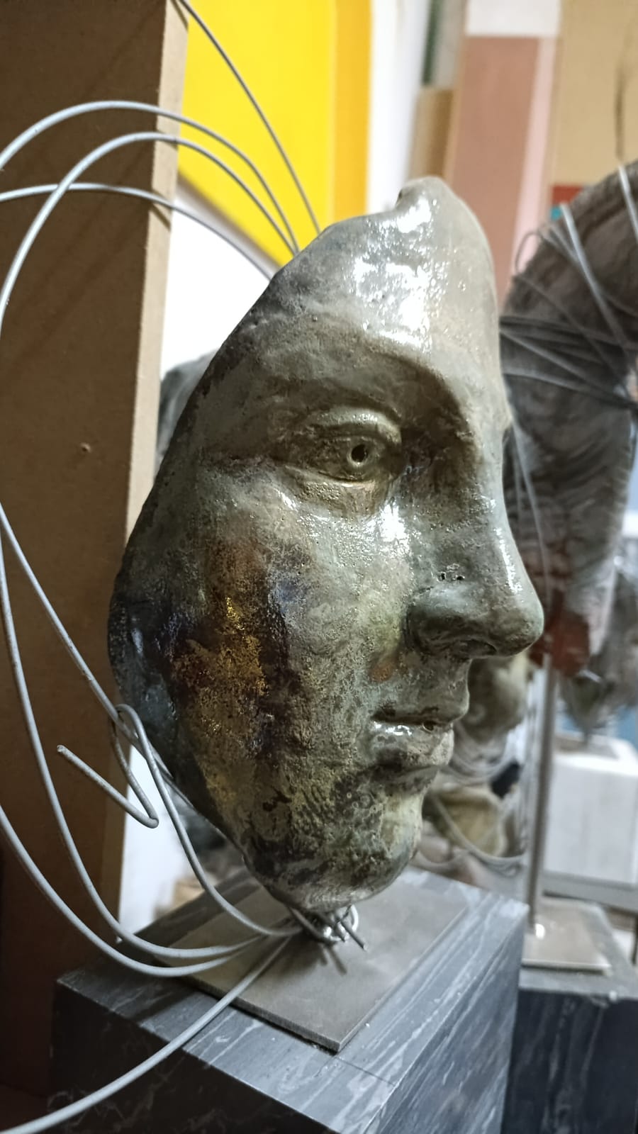 Volto Raku di profilo con riflessi iridescenti