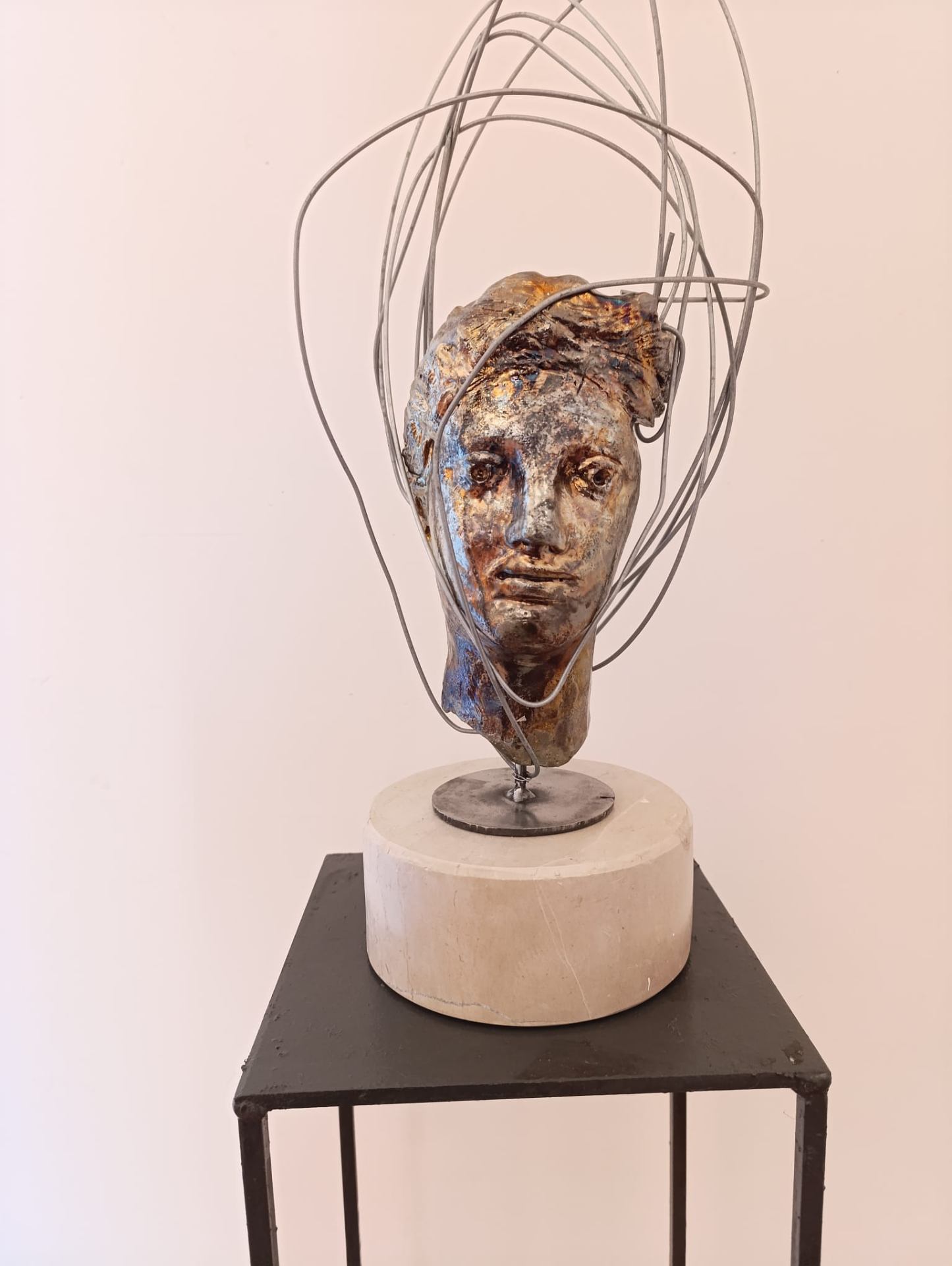 Volto Raku con riflessi blu e oro, anelli metallici