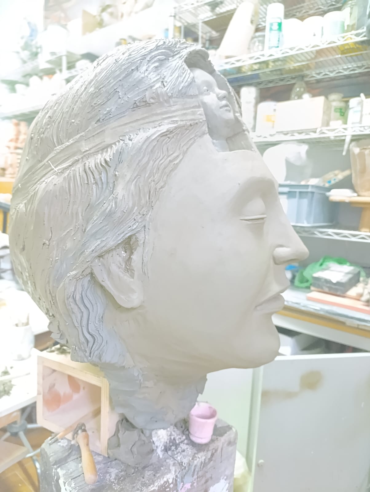 Testa scultorea femminile in argilla, profilo in lavorazione