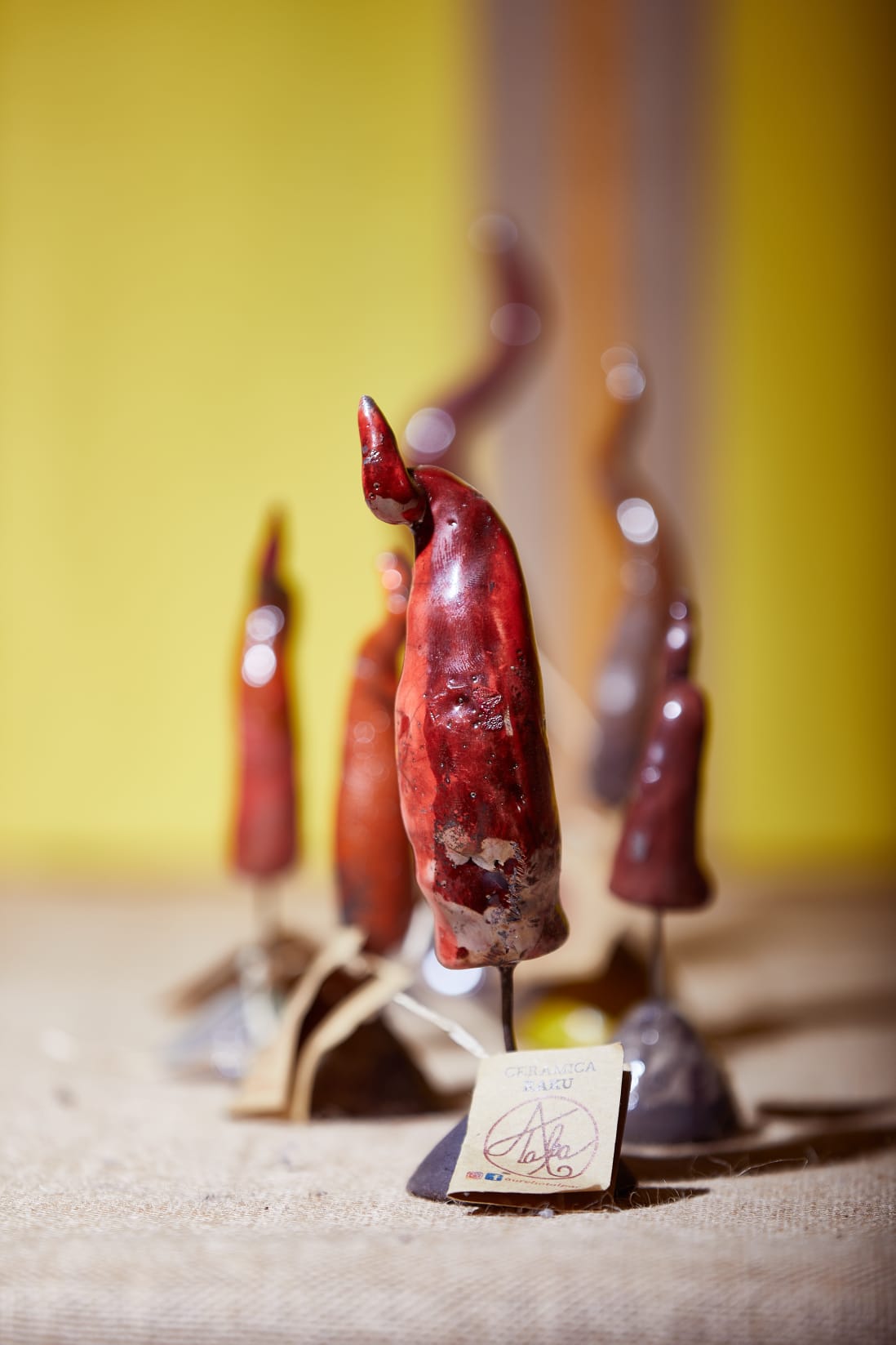 Sculture rosse a forma di fiamma in ceramica Raku