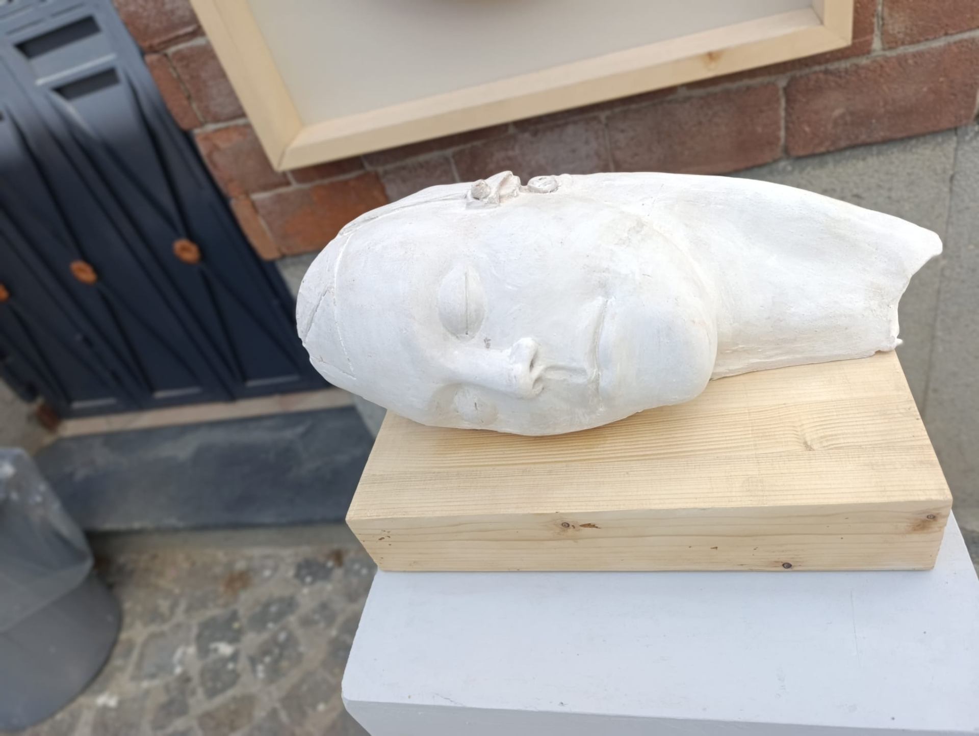 Testa in ceramica dai tratti sereni
