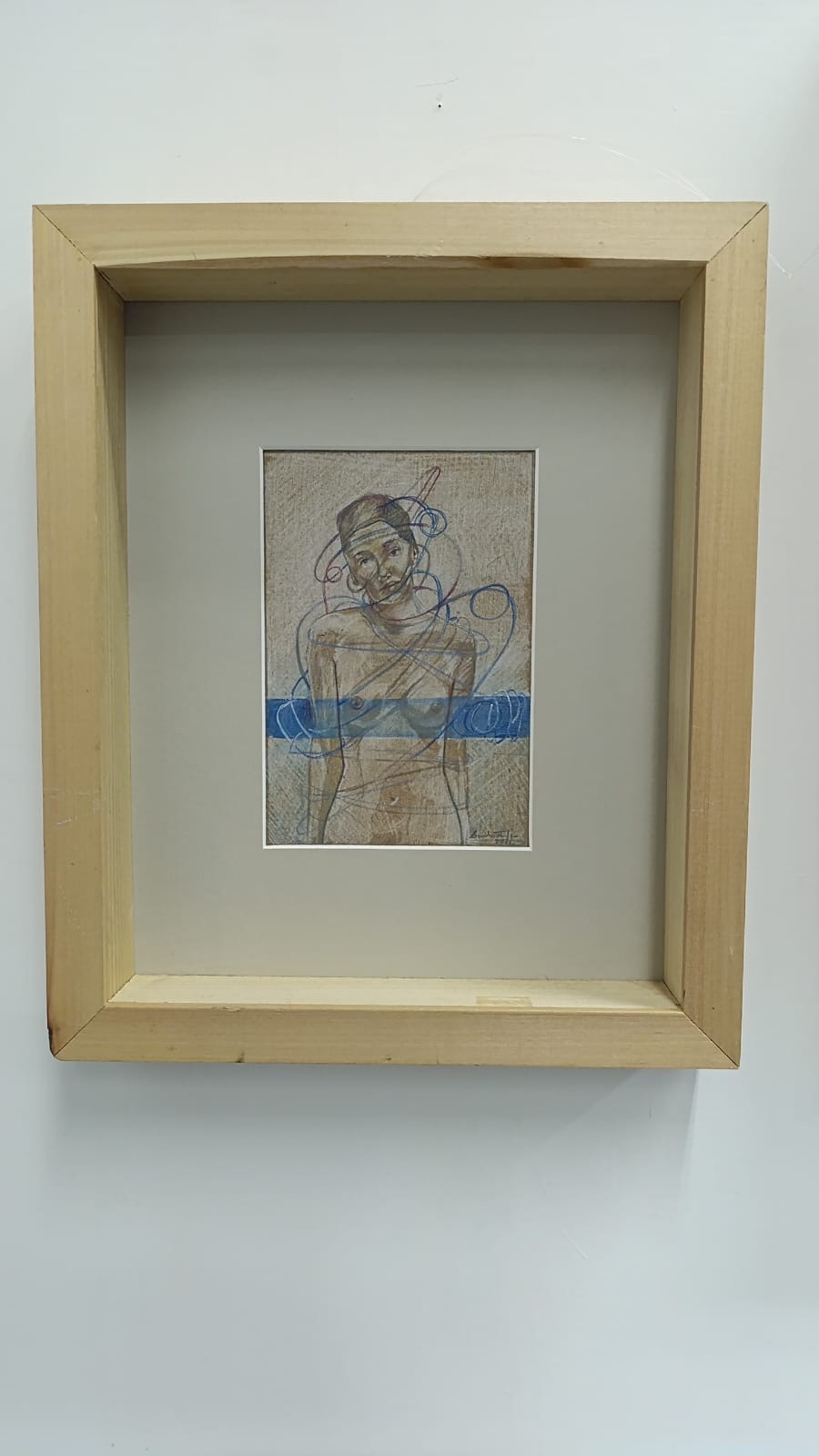 Dipinto di figura con tratti astratti rossi e blu, cornice in legno