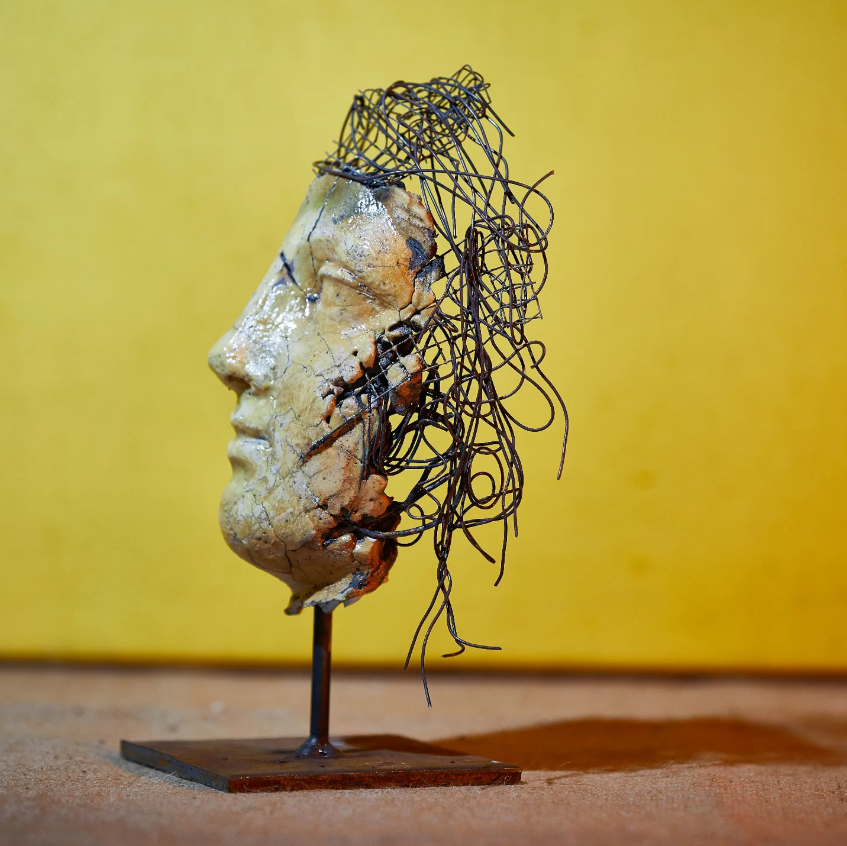 Profilo scultoreo Raku su fondo giallo